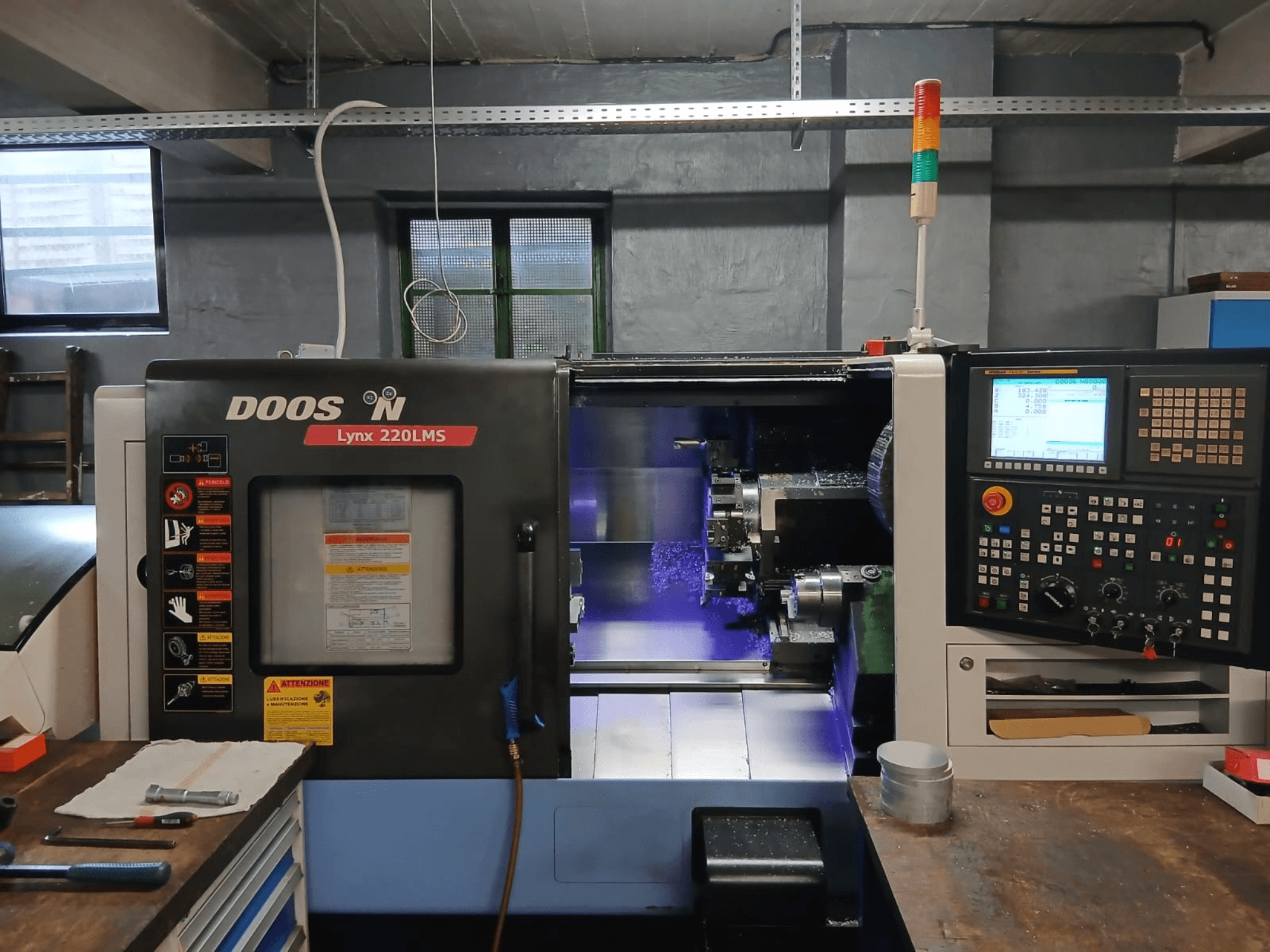 Horizontalni tokarski stroj DOOSAN Lynx 220 LMS, prednji pogled, s upravljačkom pločom i vidljivim područjem obrade.