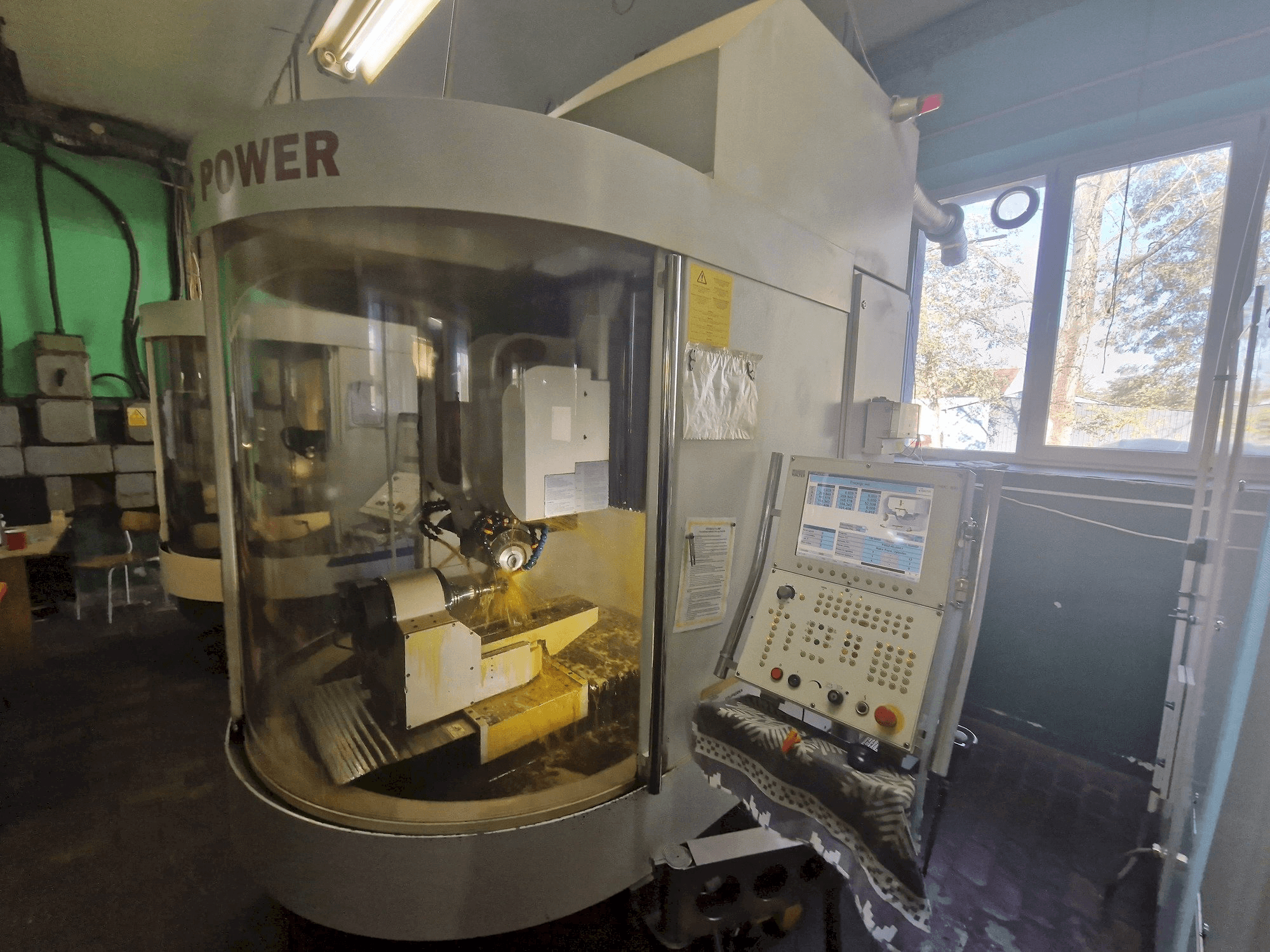 Prikaz stroja WALTER Helitronic Power sprijeda