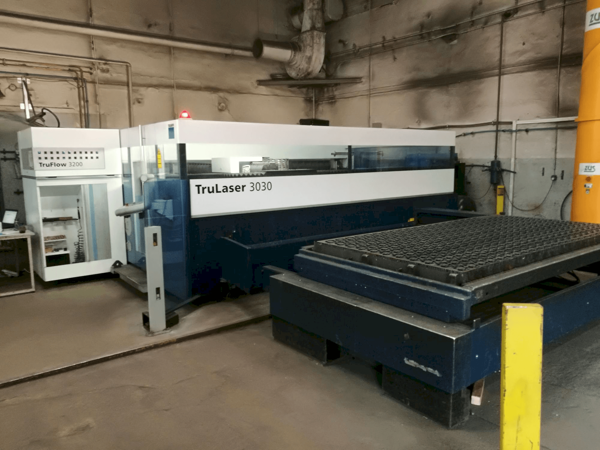 Prikaz stroja Trumpf TruLaser 3030 L20 sprijeda