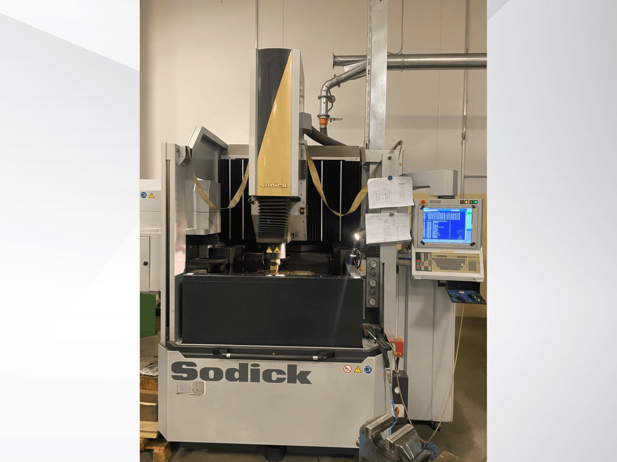 Sodick EDM stroj u prednjem pogledu, s upravljačkom pločom, radnim stolom i glavom za rezanje iznad glave.