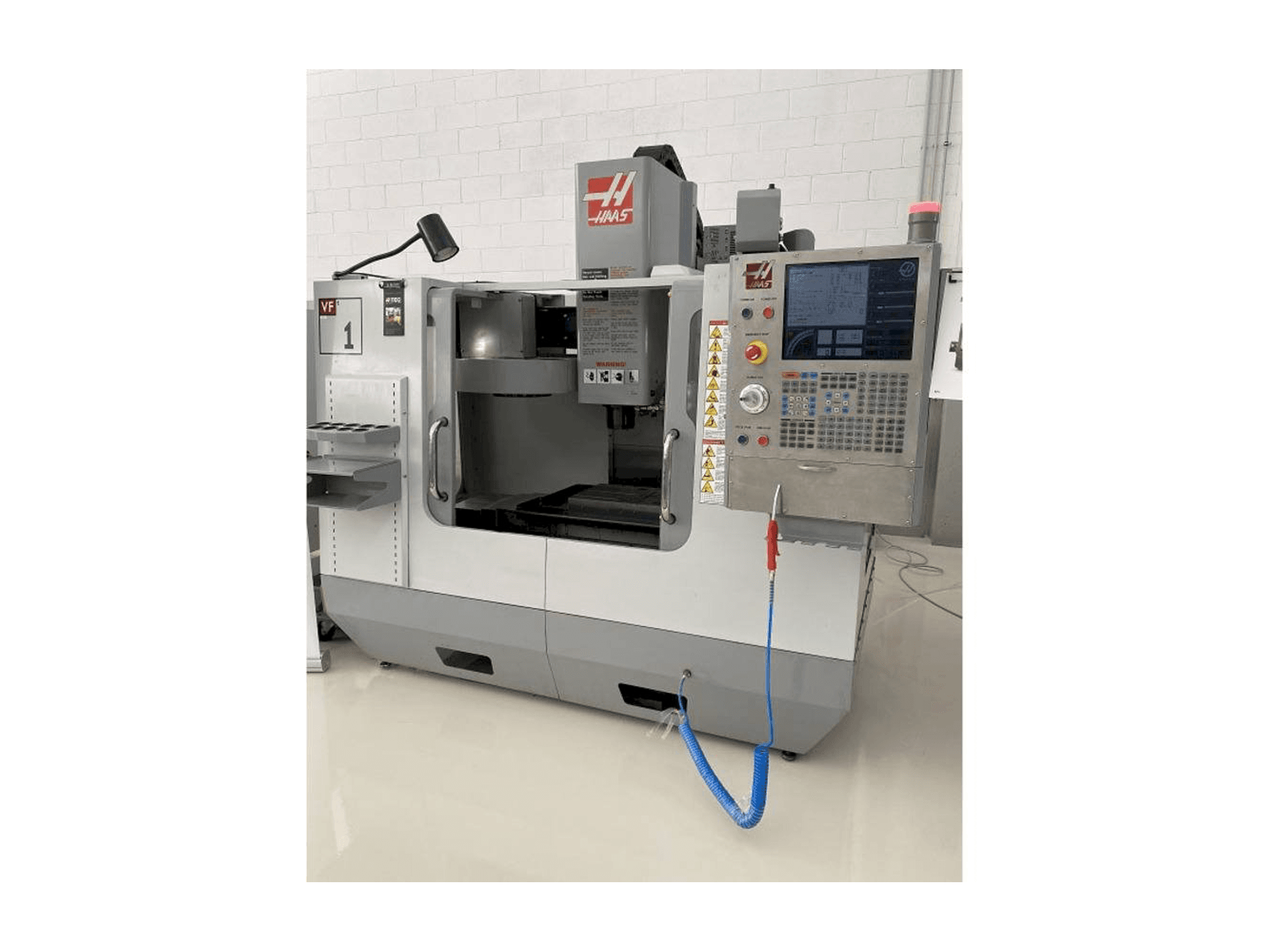 Prikaz stroja HAAS VF-1 sprijeda