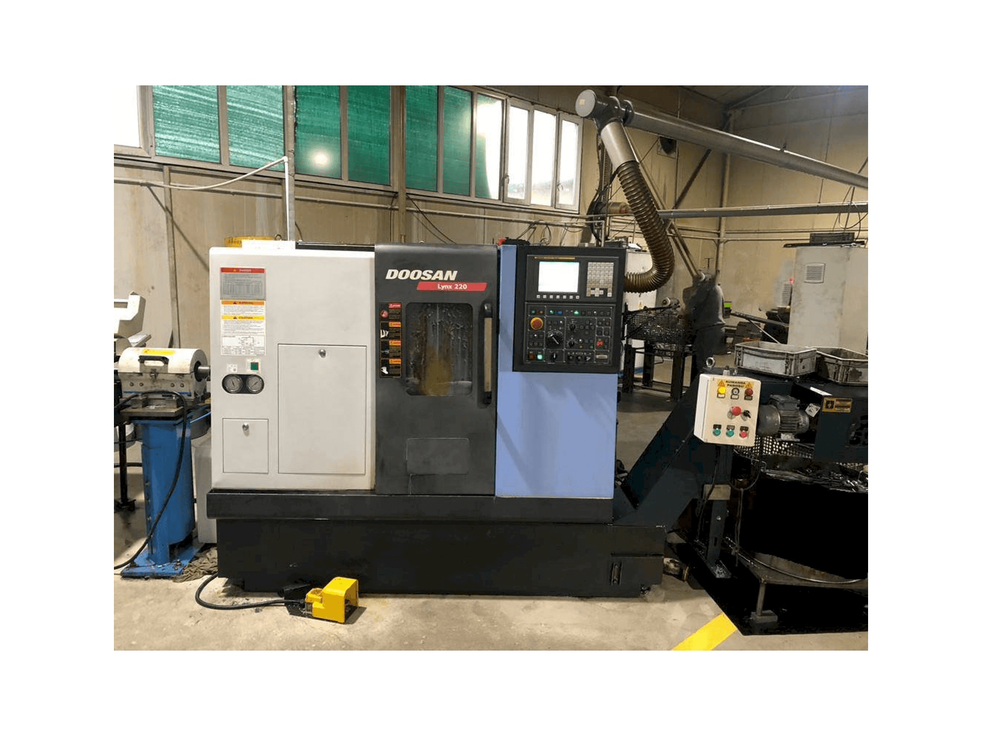 Prikaz stroja Doosan Lynx 220 B sprijeda