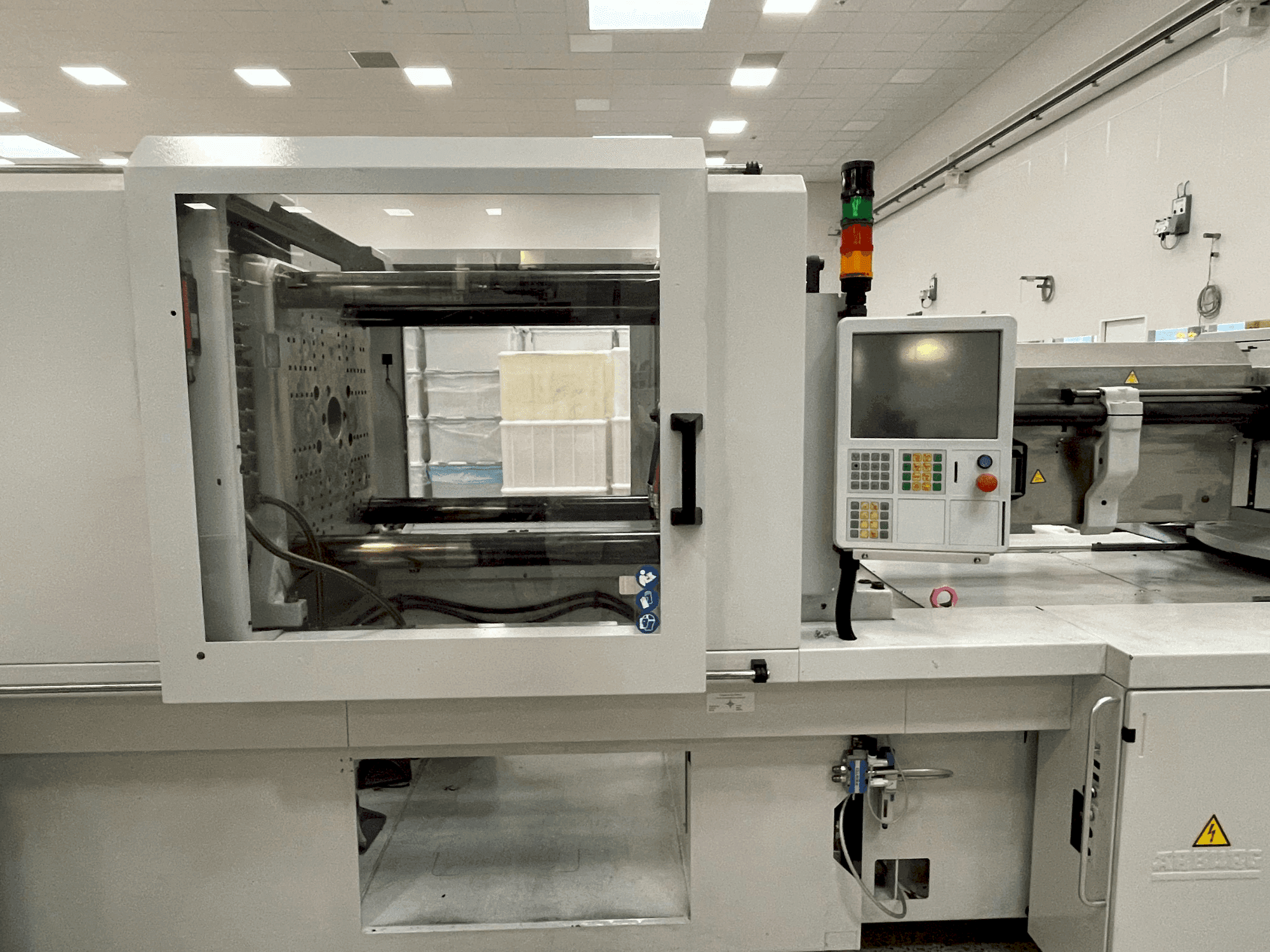 Prikaz stroja Arburg Allrounder 570 H 2000-1300 sprijeda