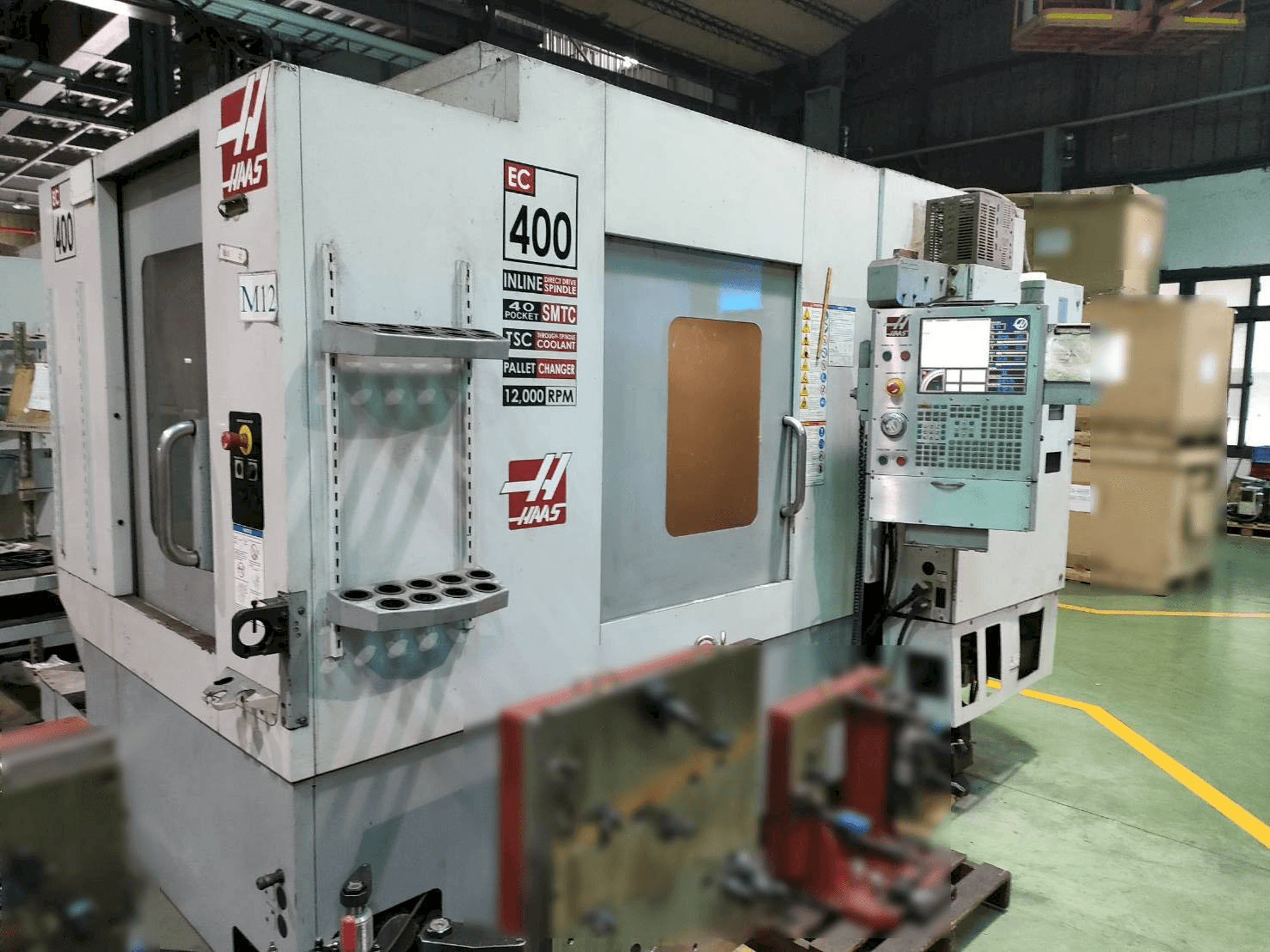 Prikaz stroja HAAS EC-400 sprijeda