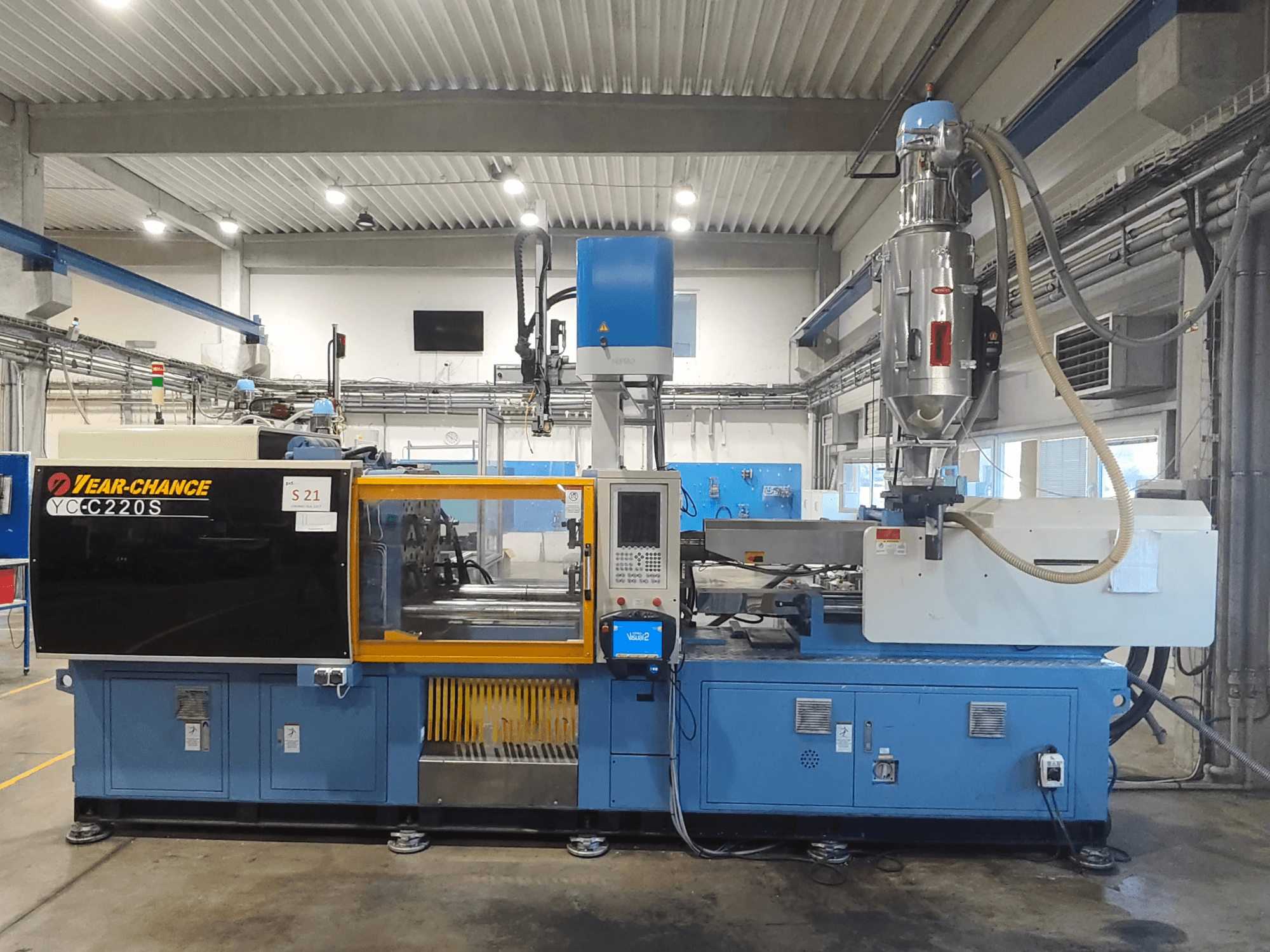 YEAR-CHANCE YC-C 220S električni stroj za brizganje plastike, prednji pogled, s upravljačkom pločom i spremnikom za materijal.