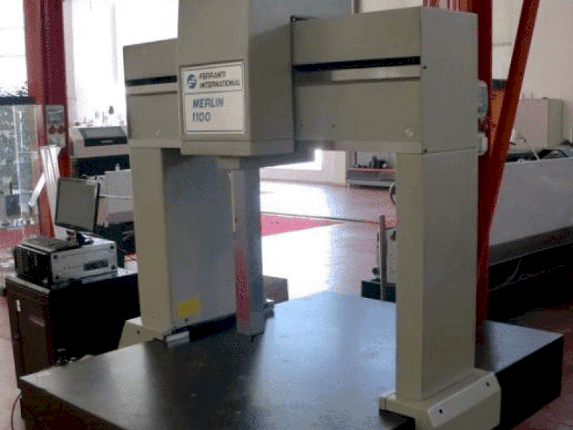 Prikaz stroja FERRANTI INTERNATIONAL MERLIN 1100 sprijeda