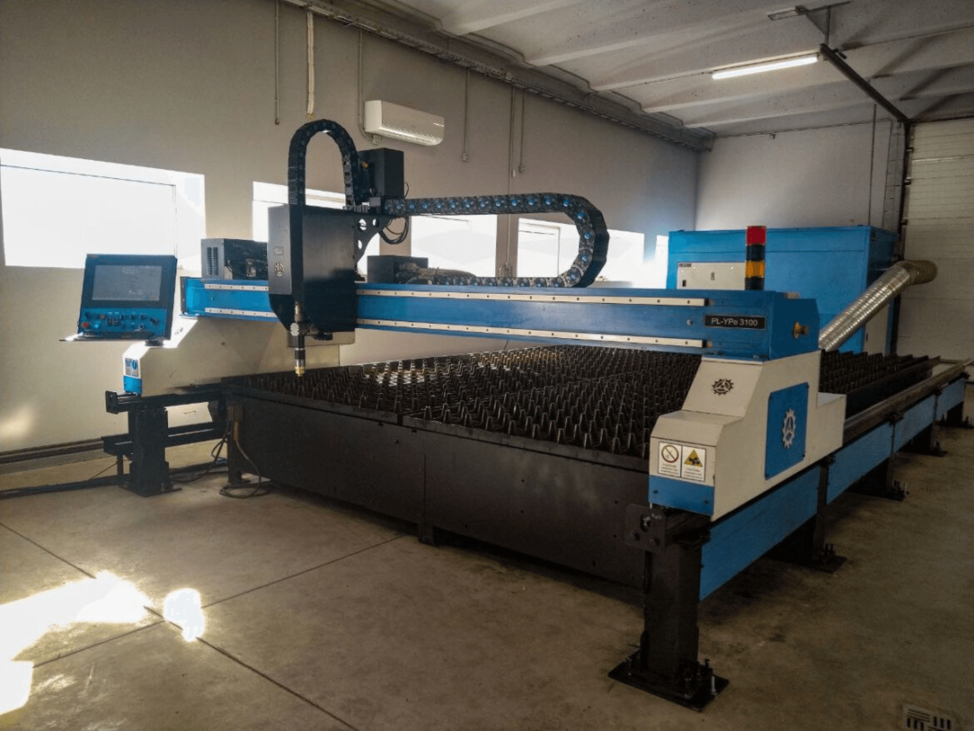 PL-YP© 3100 CNC stroj za rezanje s prednjim zaslonom, metalnom podlogom za rezanje i preciznim sustavom vođenja mlaznica.