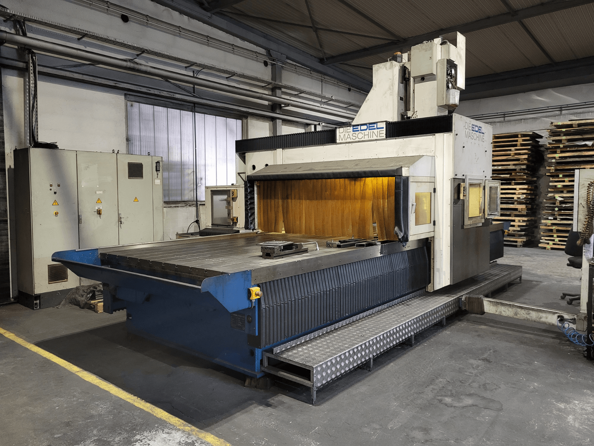 Portalna glodalica EDEL Koordimatic XL 4020, prednji pogled, prikazuje veliki radni stol i upravljačku jedinicu u industrijskom okruženju.