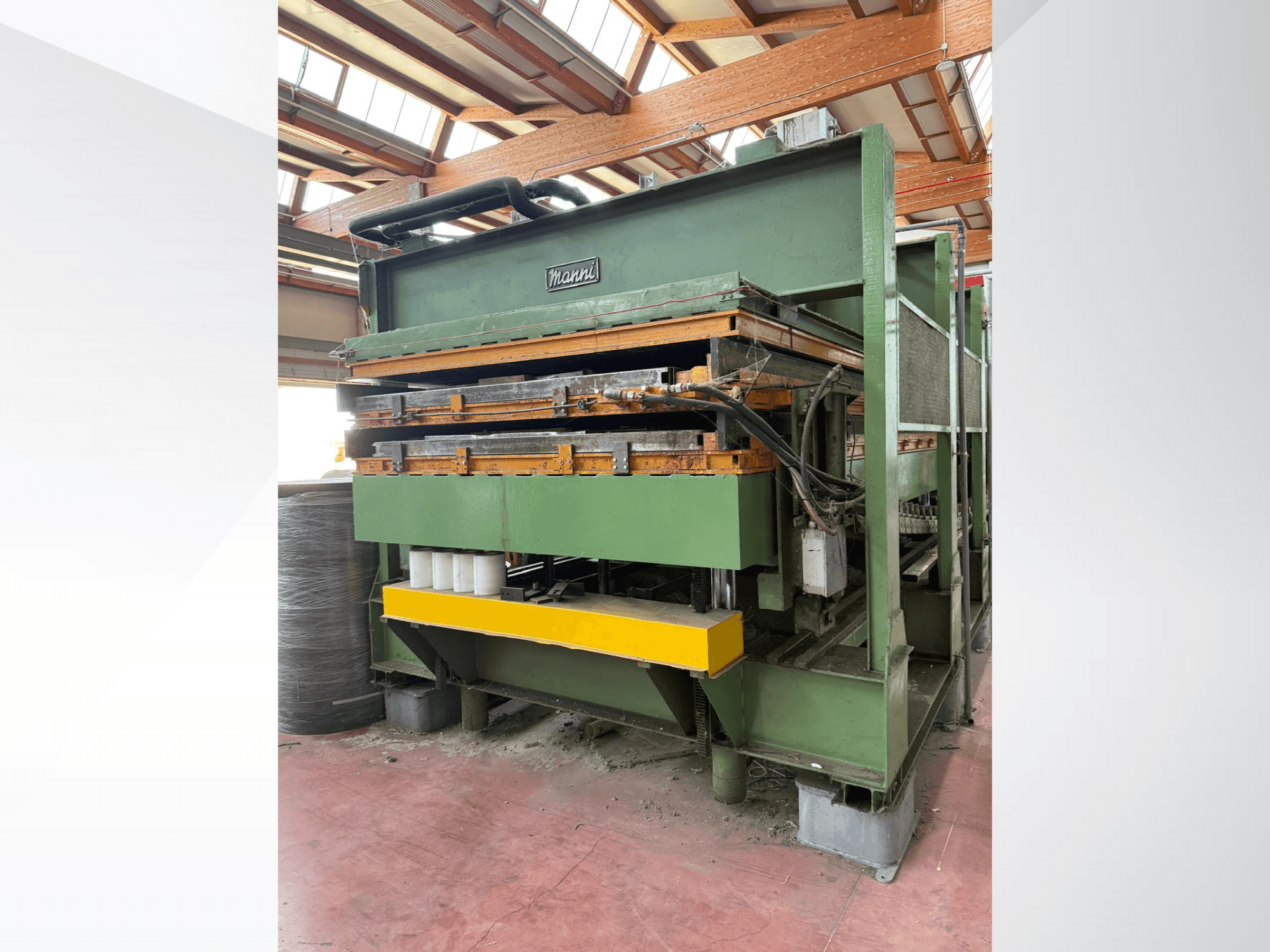 Manni hidraulična preša, bočni pogled, sa zelenim metalnim tijelom, žutom bazom i više vidljivih hidrauličnih vodova.