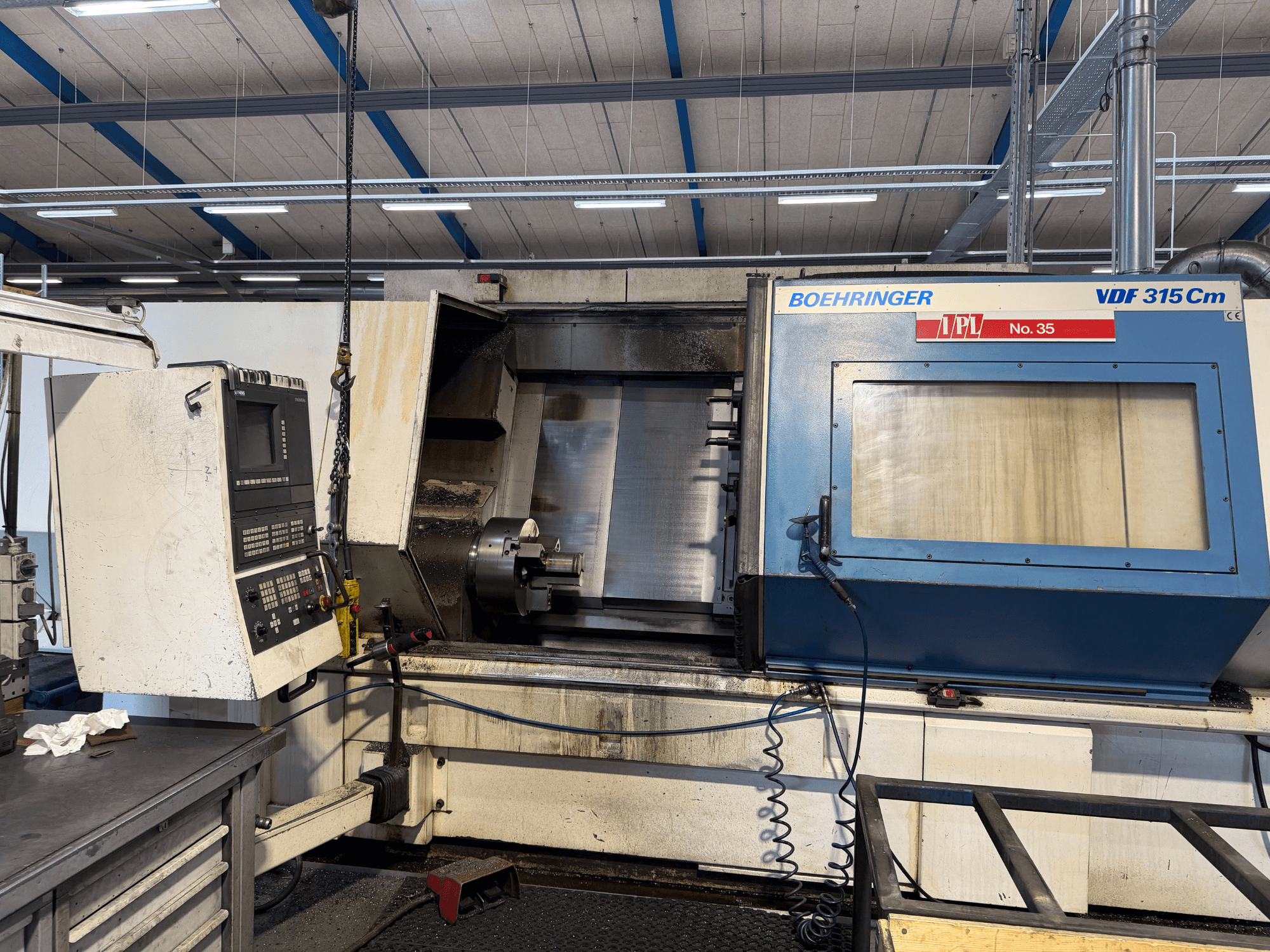 Prednji pogled na horizontalni tokarski stroj BOEHRINGER VDF 315 CM, s upravljačkom pločom i otvorenim prostorom za obradu.