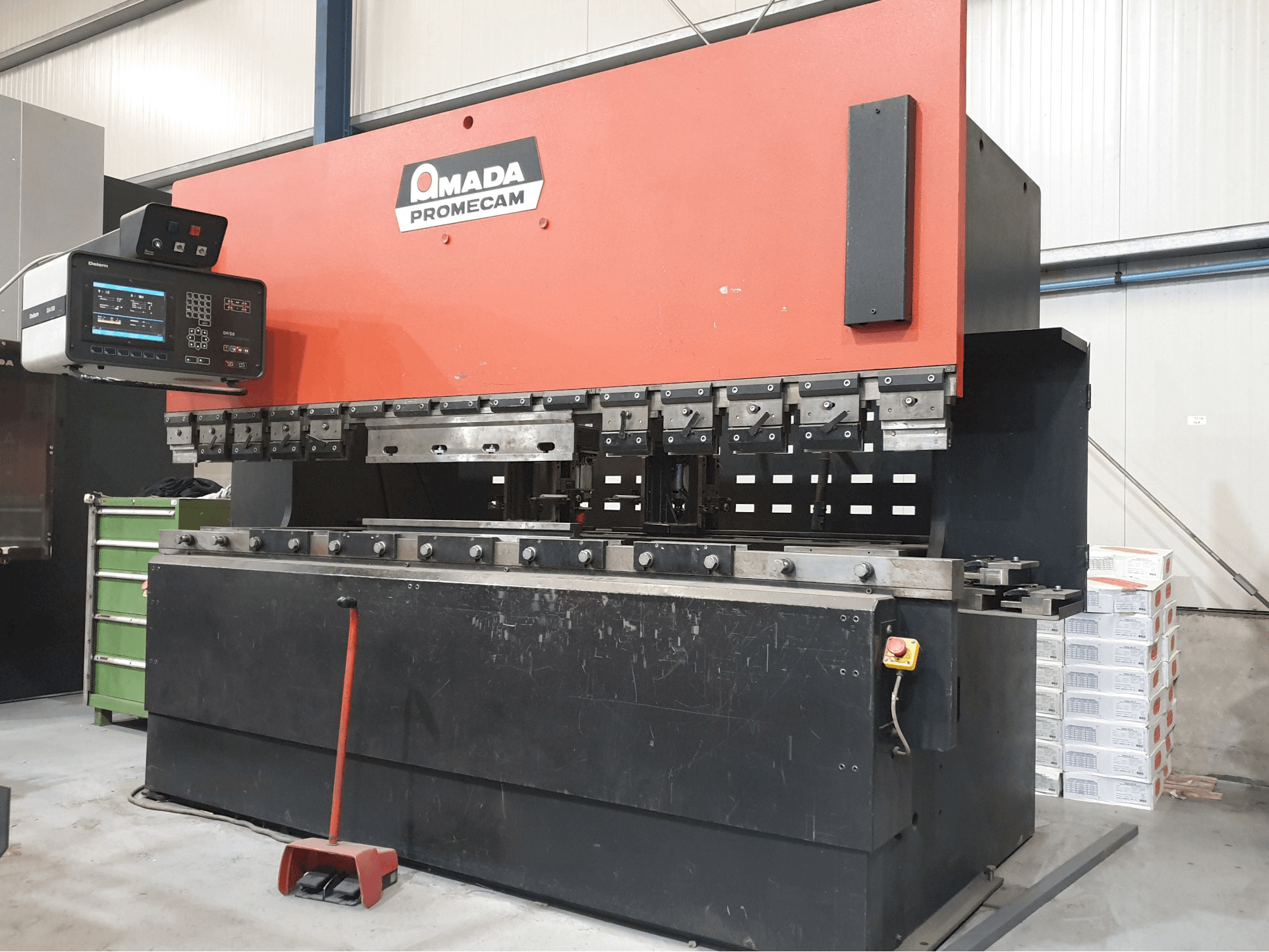 Prikaz stroja AMADA APX 3000 X 100 T slijeva