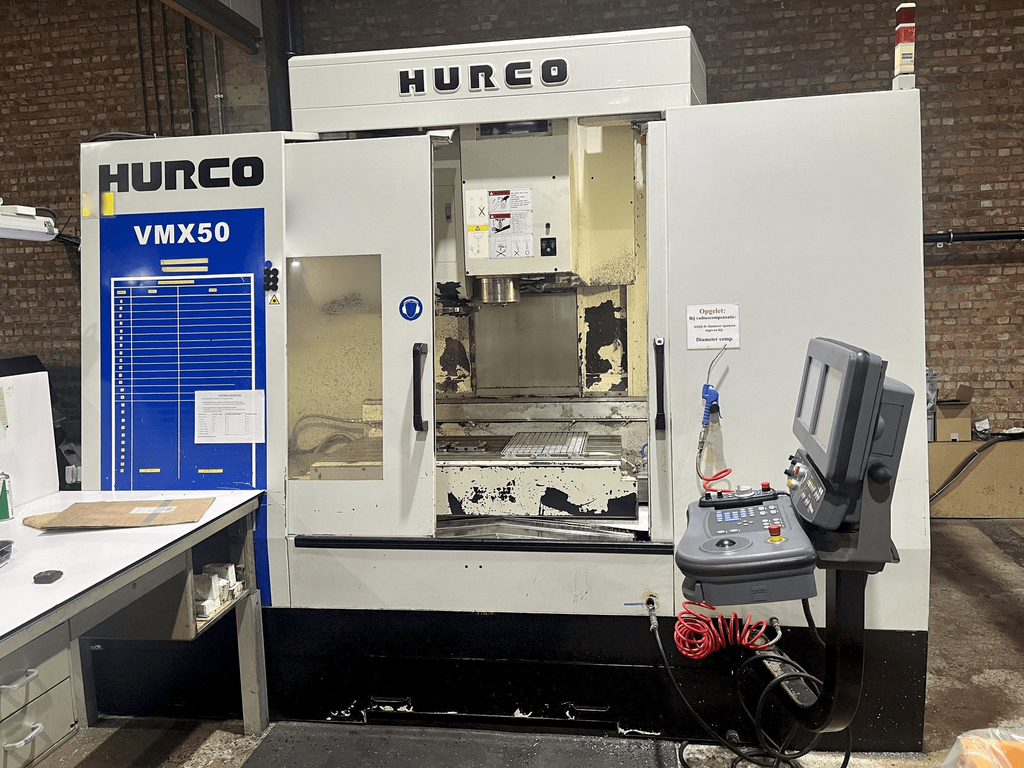 Prikaz stroja Hurco VMX50 sprijeda