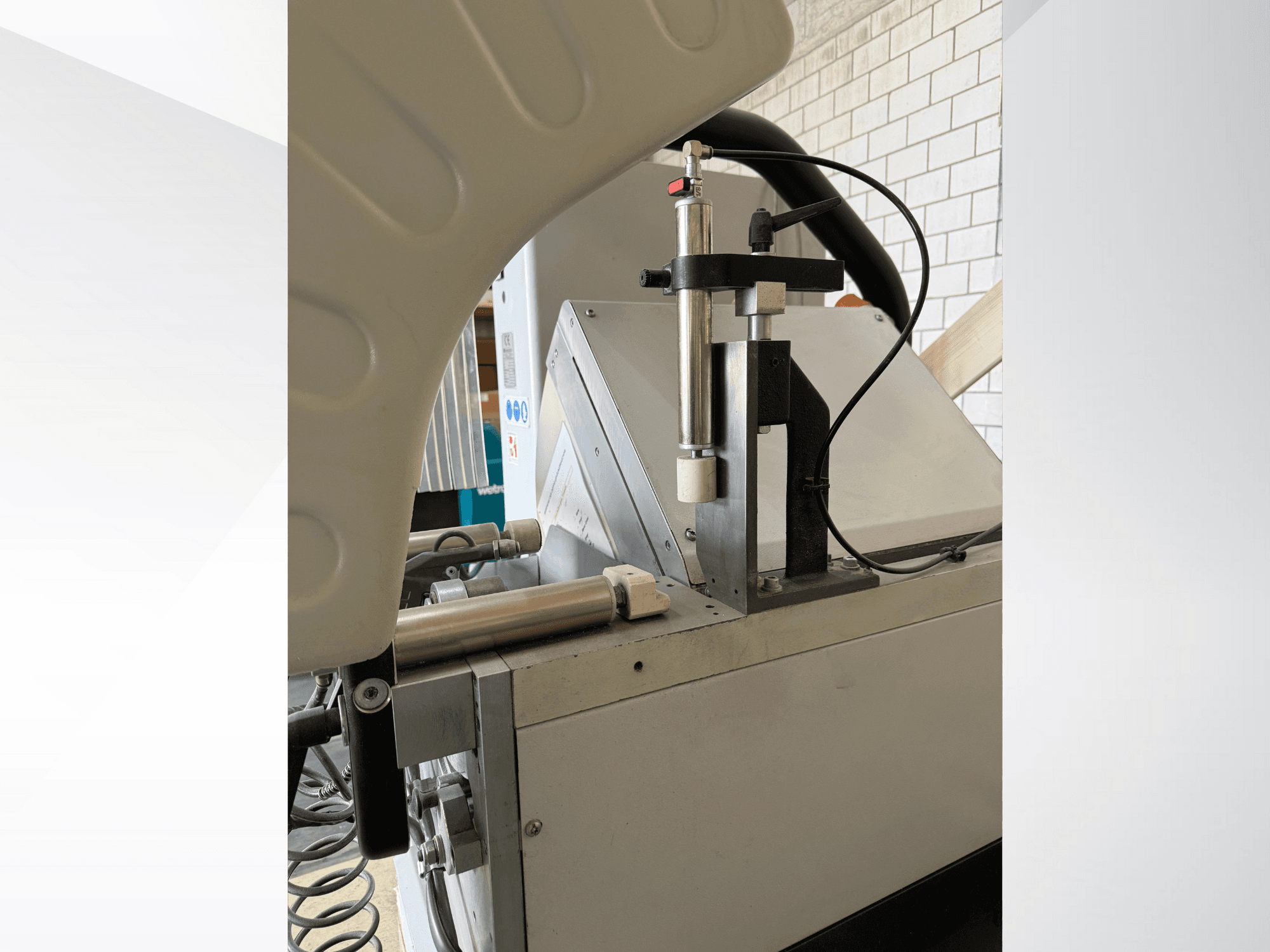 Krupni plan preciznog dozatora s vertikalnom špricom, vidljivim logotipom marke i prednjom kontrolnom pločom.