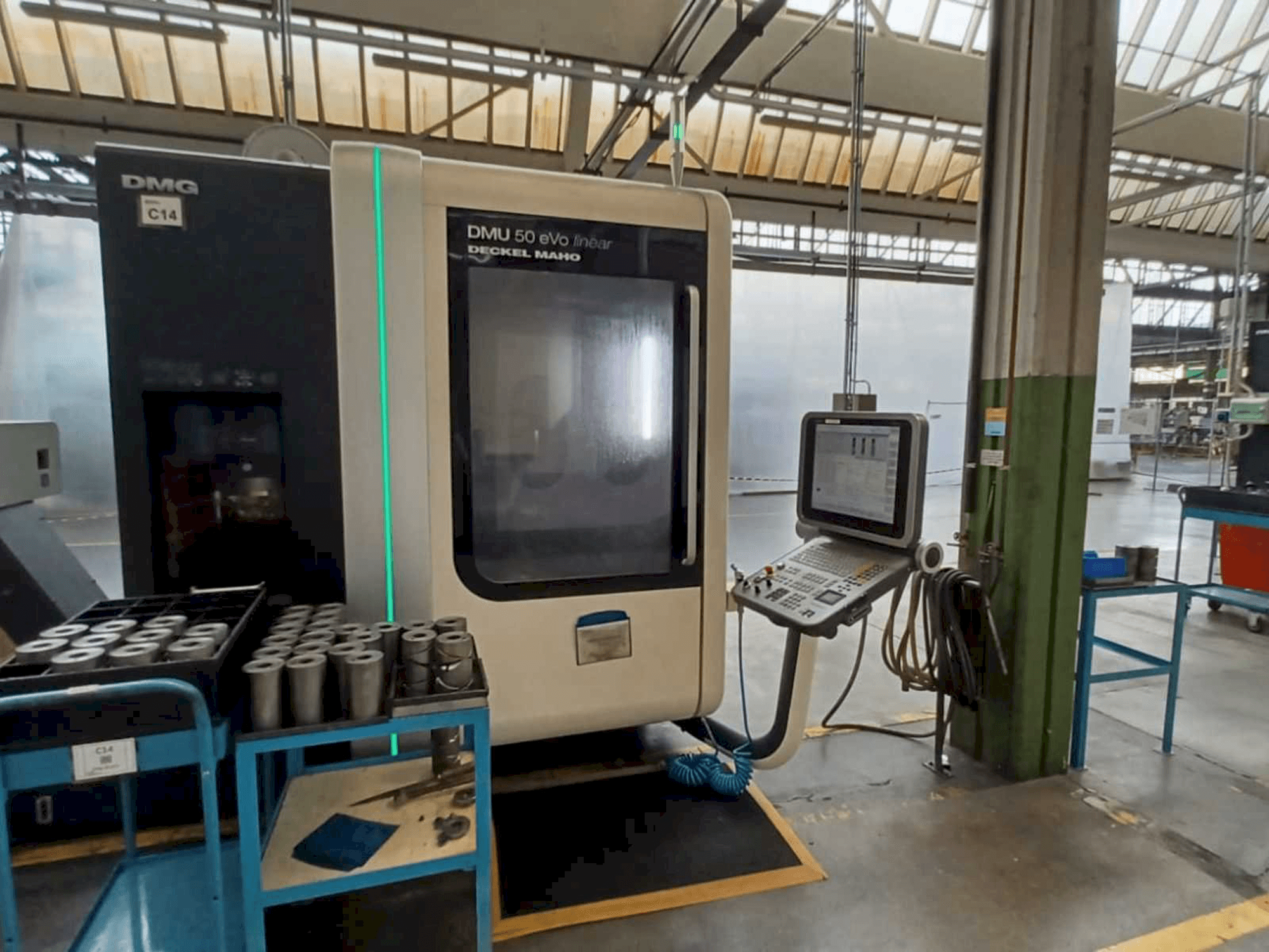 Prikaz stroja DMG DMU 50 evo linear sprijeda