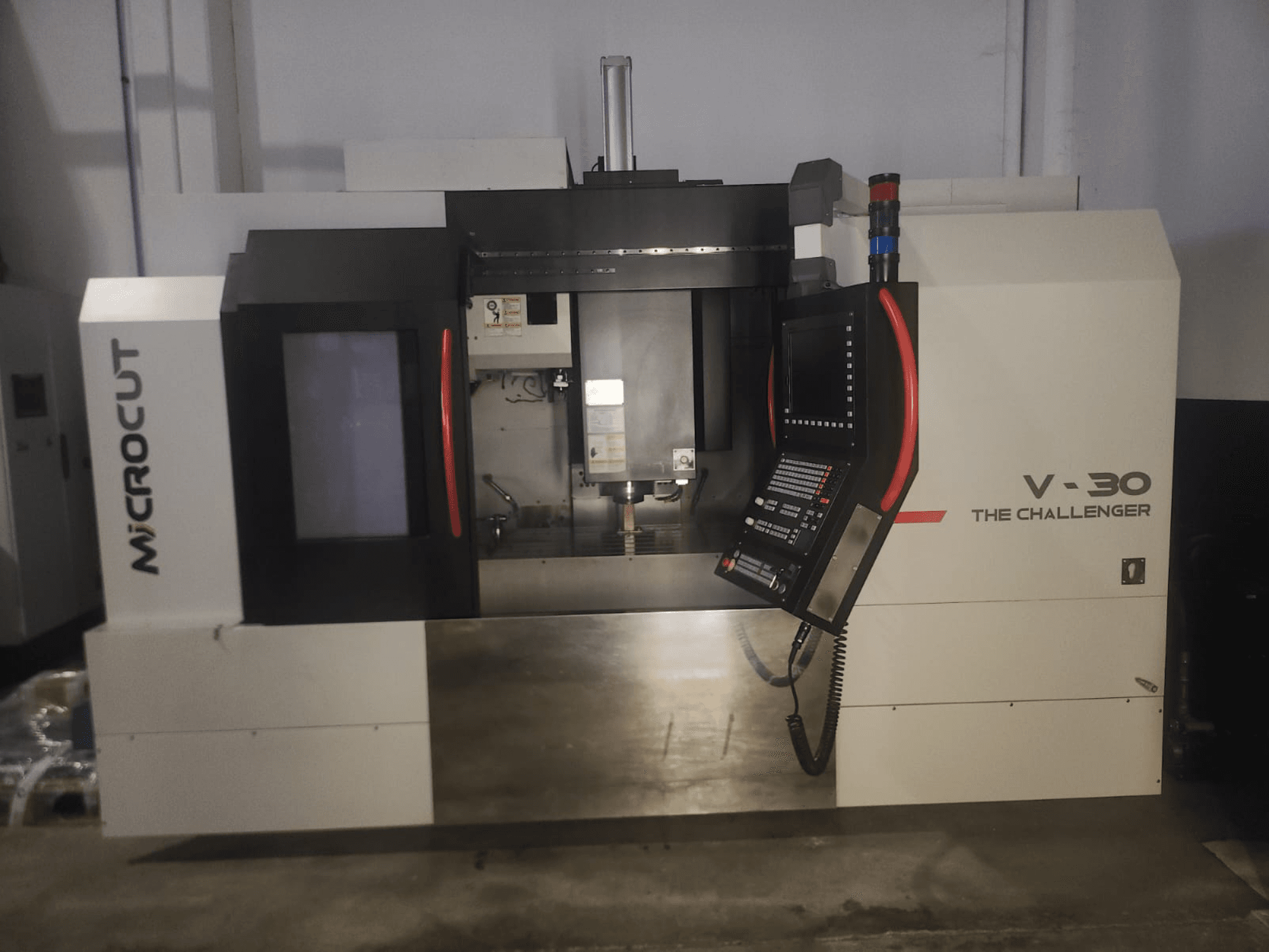 Microcut V-30 Challenger CNC stroj, prednji pogled, s upravljačkom pločom, područjem rezanja i elementima industrijskog dizajna.