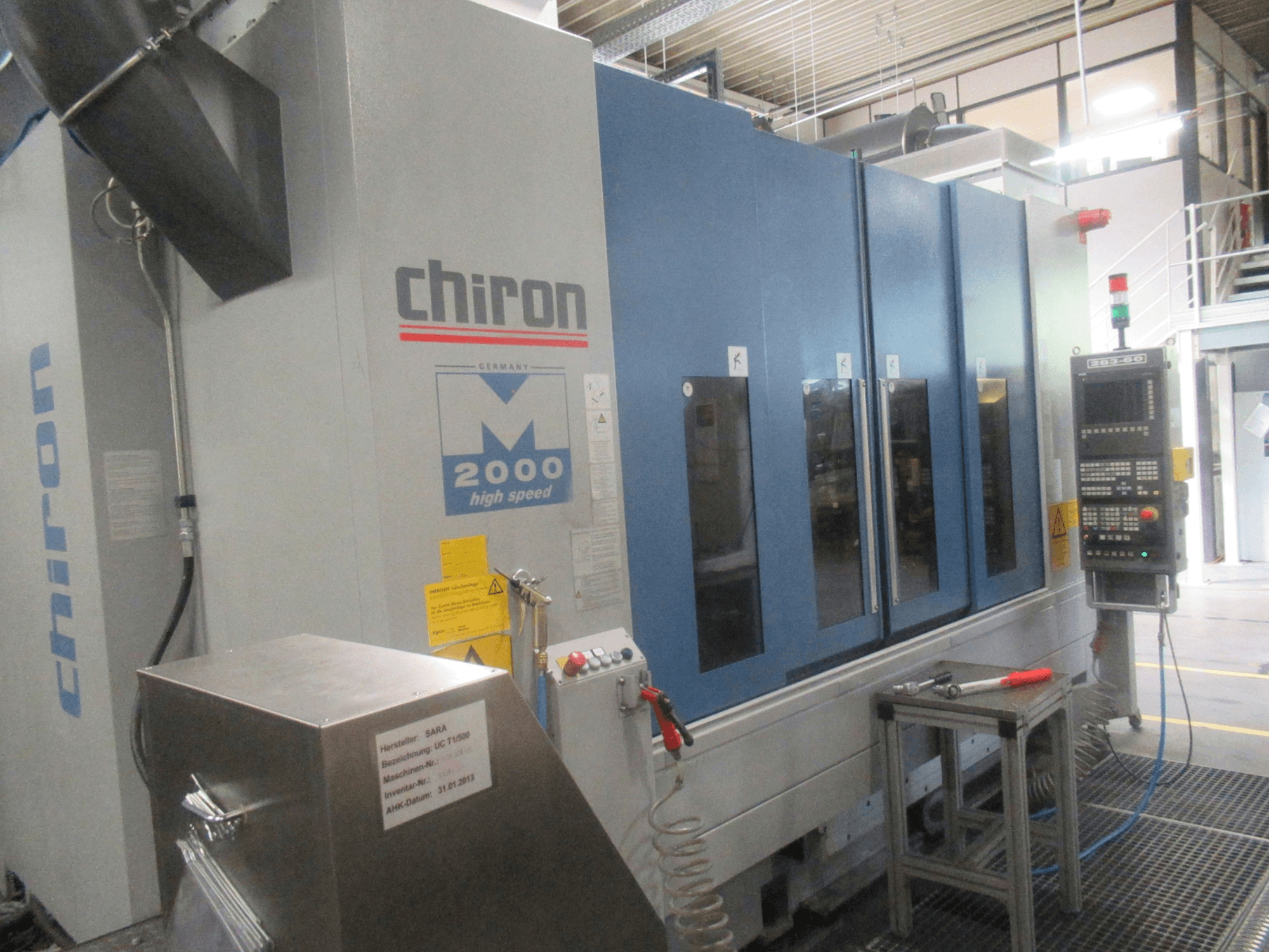 Vertikalni obradni centar CHIRON Mill 2000, prednji pogled s upravljačkom pločom, plavi dizajn i vidljive značajke velike brzine.