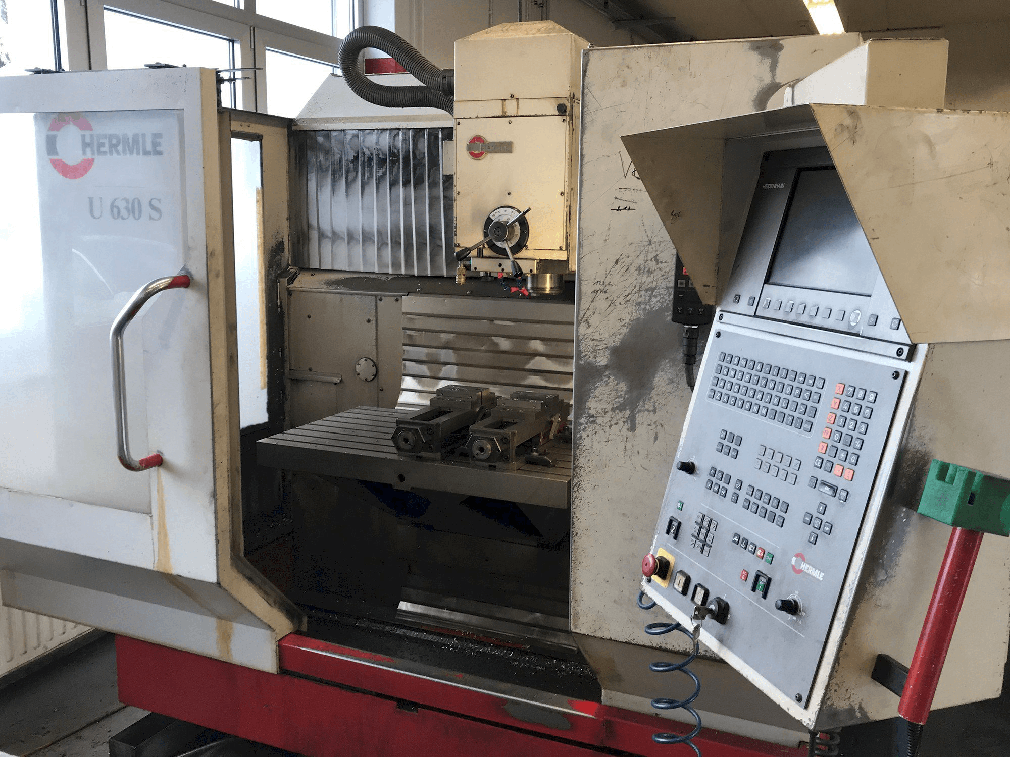 Prikaz stroja HERMLE U 630 S sprijeda