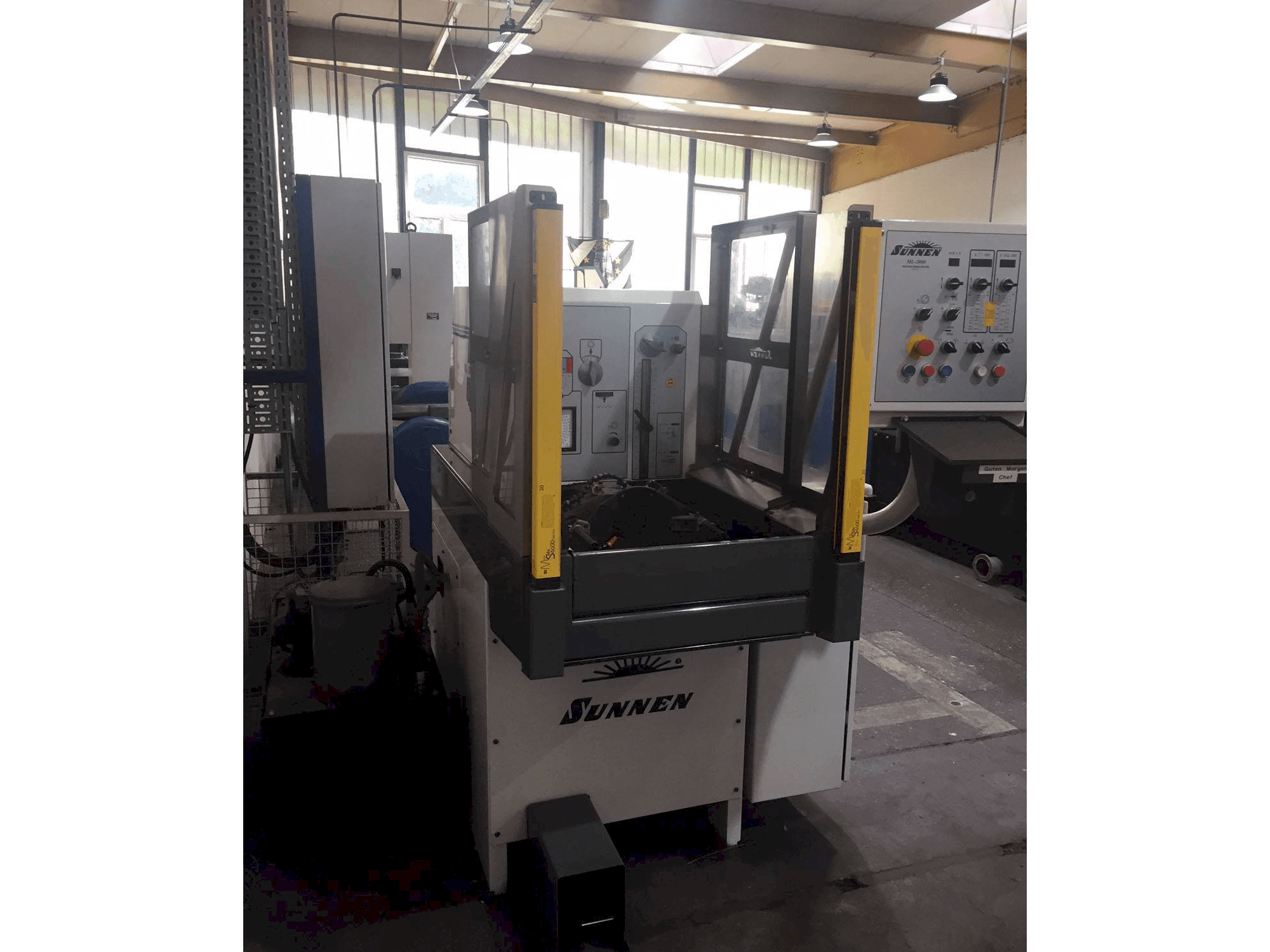 Prikaz stroja Sunnen ML-2000 sprijeda