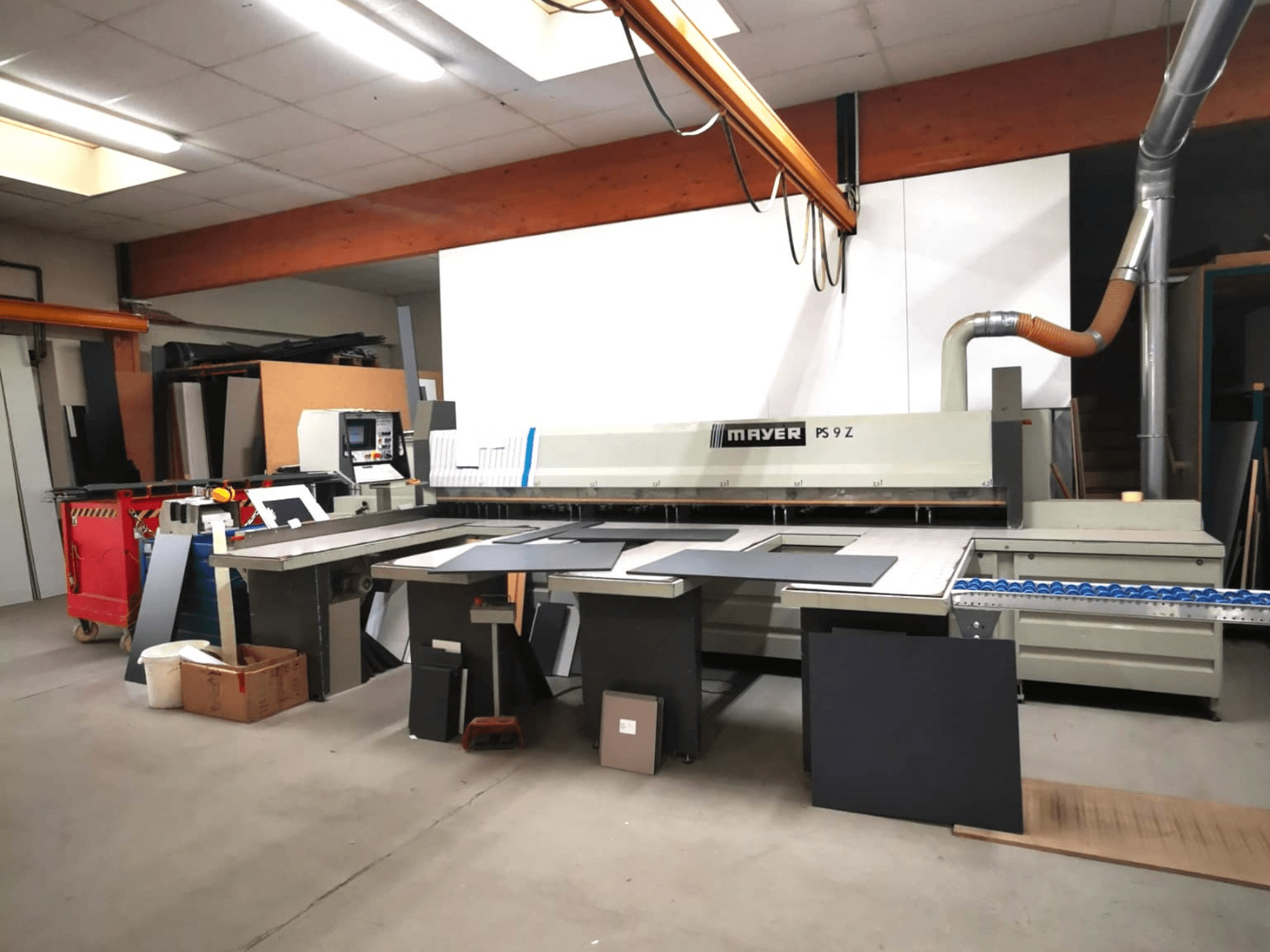 Stroj za rezanje MAYER PS9 Z u radionici, prednji pogled, s vidljivim raznim materijalima i transportnim sustavom.