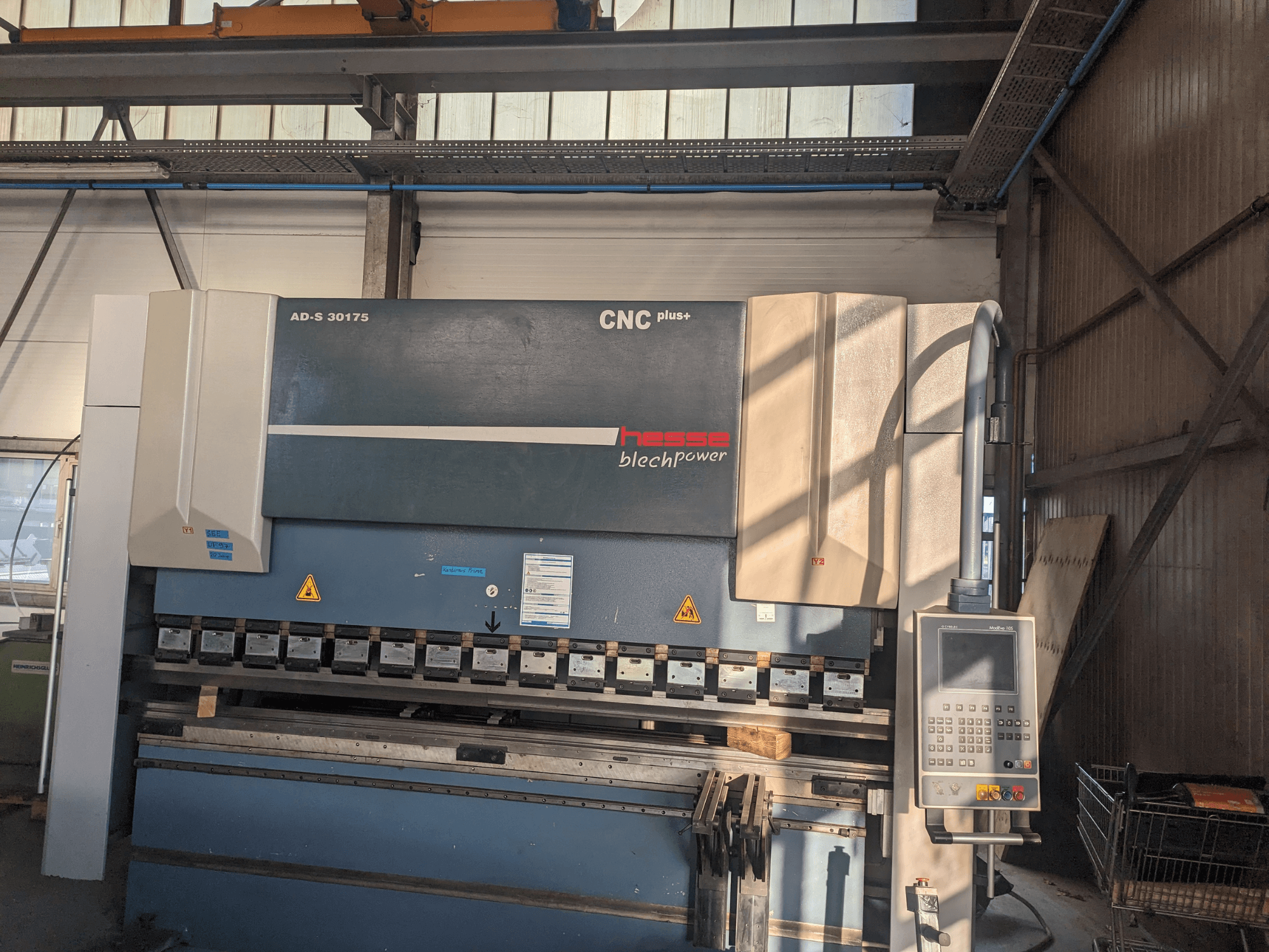 Hesse AD-S 30175 CNC stroj za savijanje, prednji pogled, s upravljačkom pločom i alatima, smješten u radioničkom okruženju.