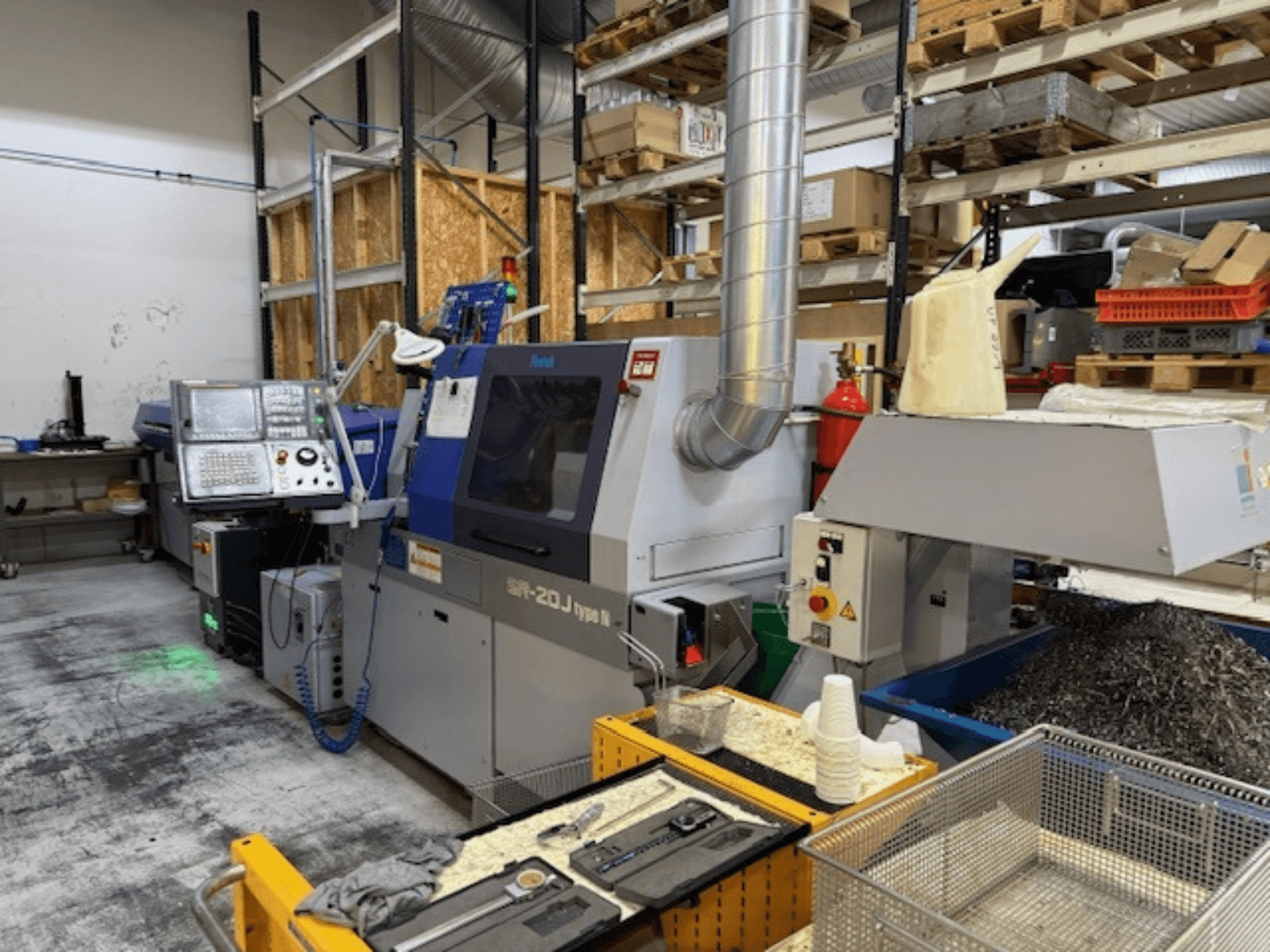 Prednji pogled na obradni centar Faroh SPR-20J tipa N s upravljačkom pločom, metalnim strugotinama i sigurnosnom opremom u radionici.