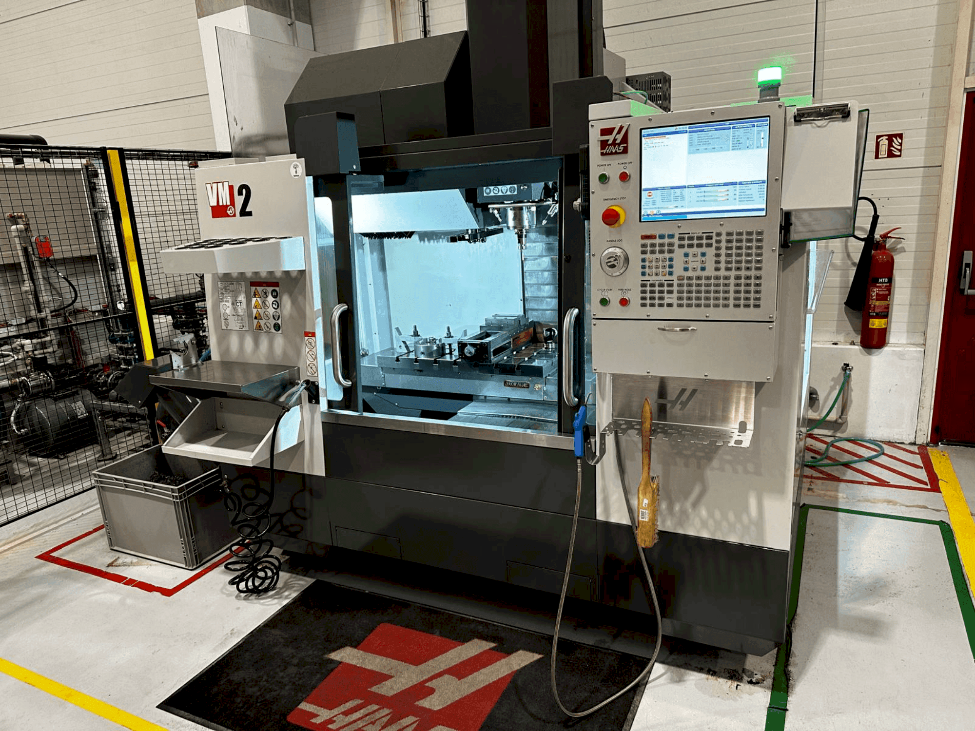 Prikaz stroja HAAS VM-2 sprijeda
