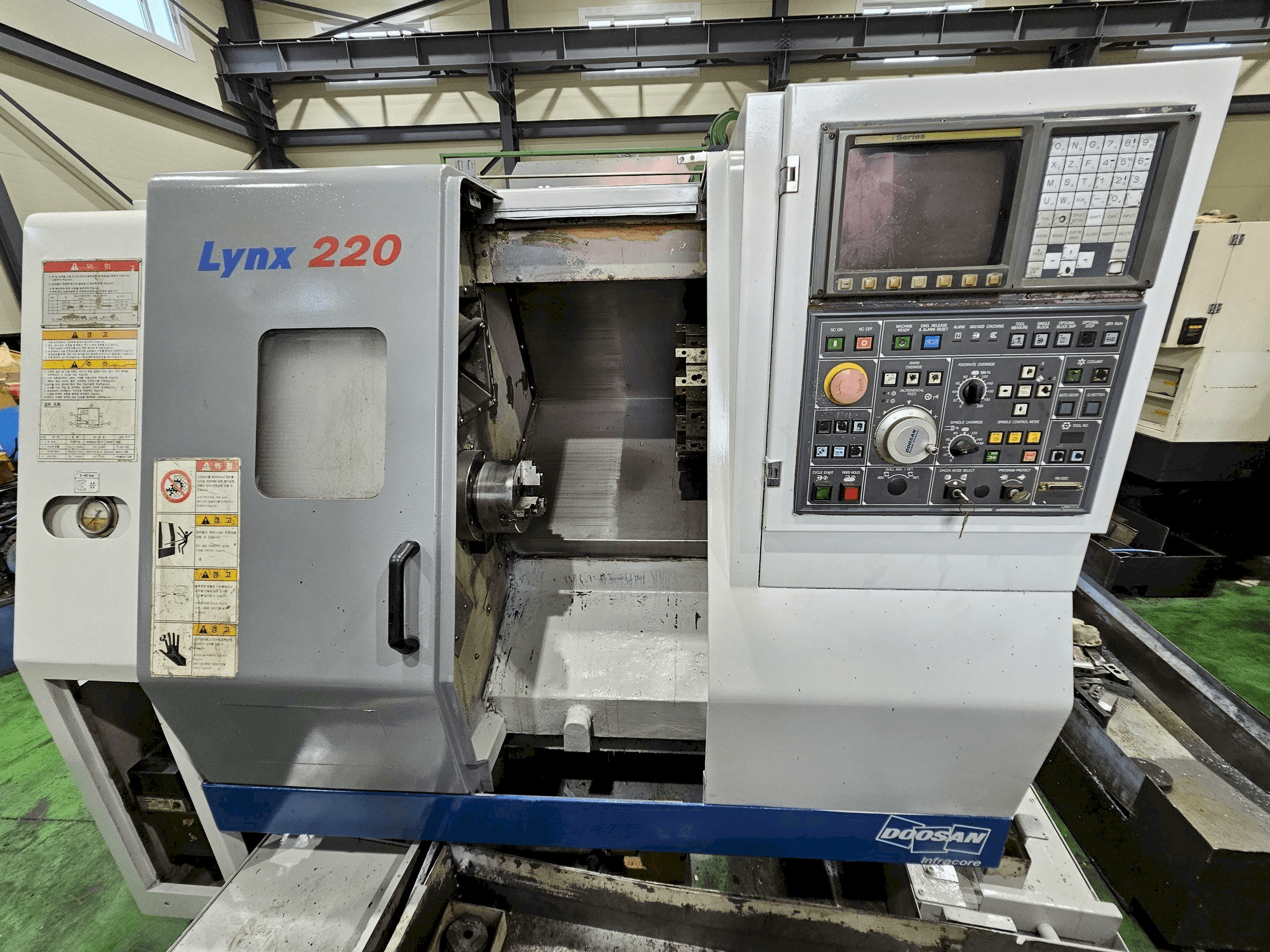 Prikaz stroja Doosan Lynx 220A sprijeda