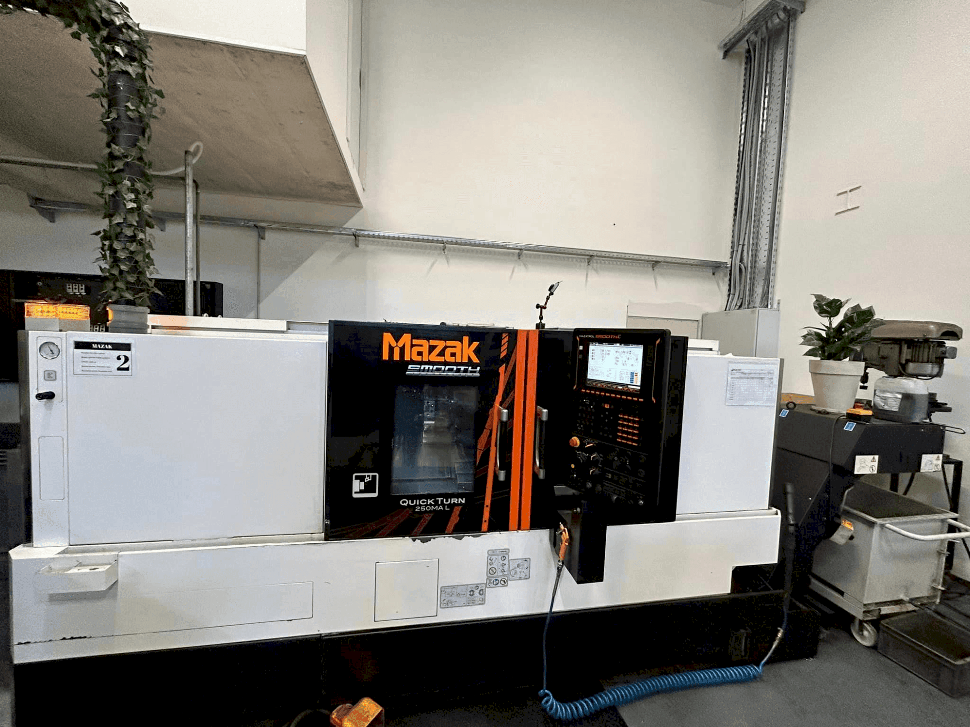 Prikaz stroja Mazak QuickTurn 250MA L sprijeda