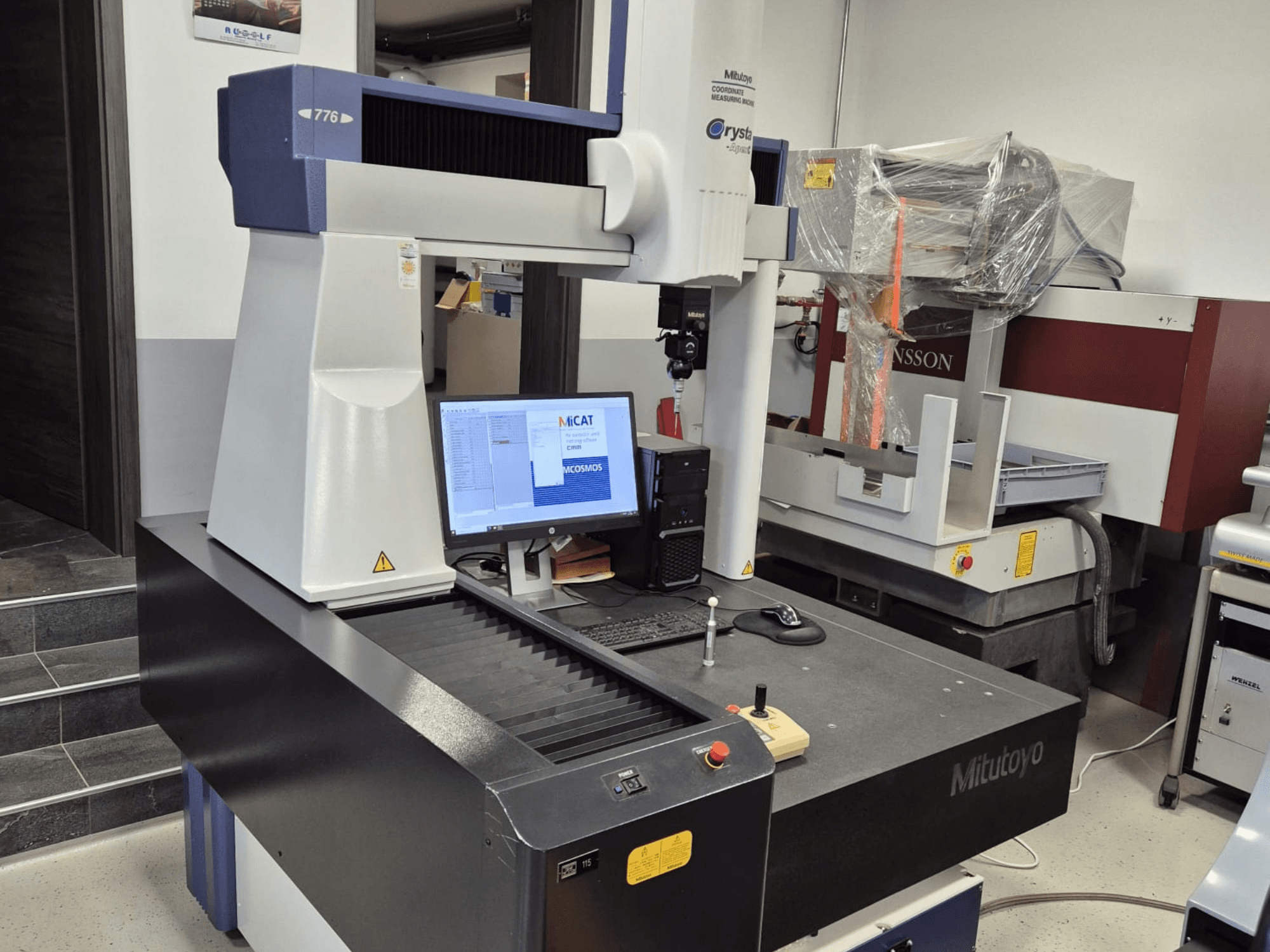 Mitutoyo model 776 koordinatni mjerni stroj u prednjem pogledu, s monitorom koji prikazuje softver za mjerenje i vidljive kontrole.