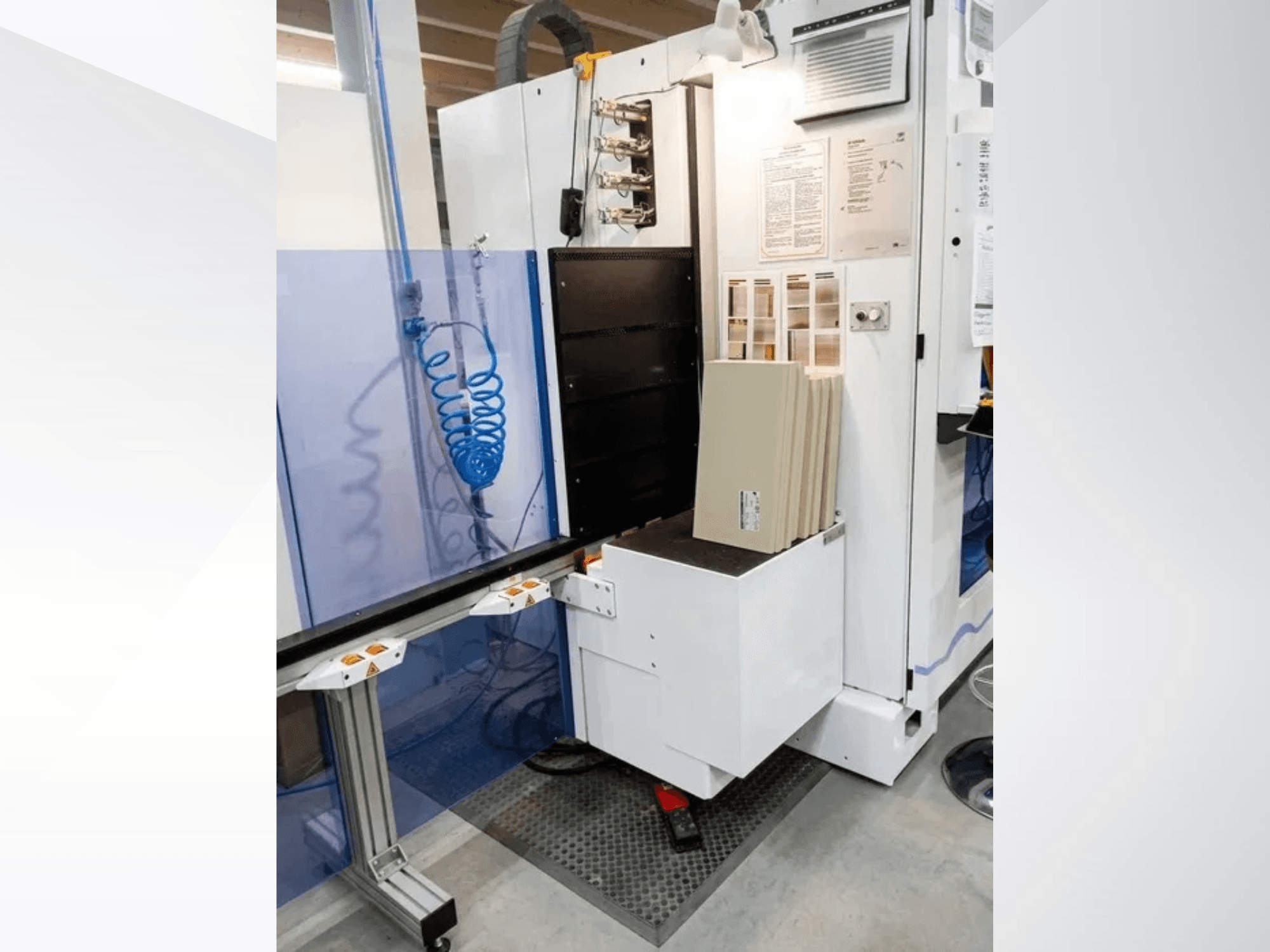 HOMAG OPTIMAT BHX 200 CNC obradni centar, prednji pogled s upravljačkom pločom i prostorom za utovar materijala.