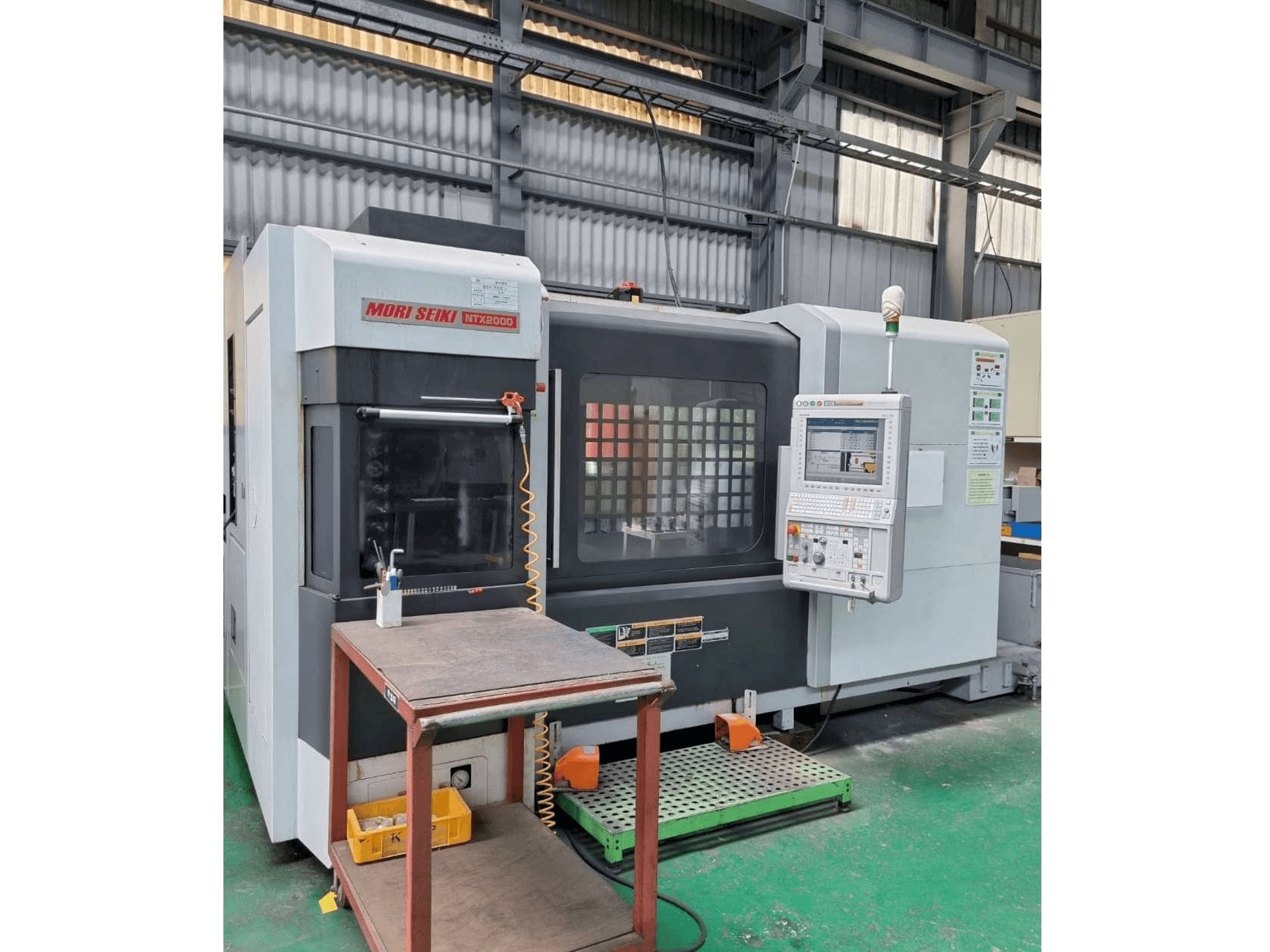 Prikaz stroja DMG Mori Seiki NTX2000/1500S sprijeda