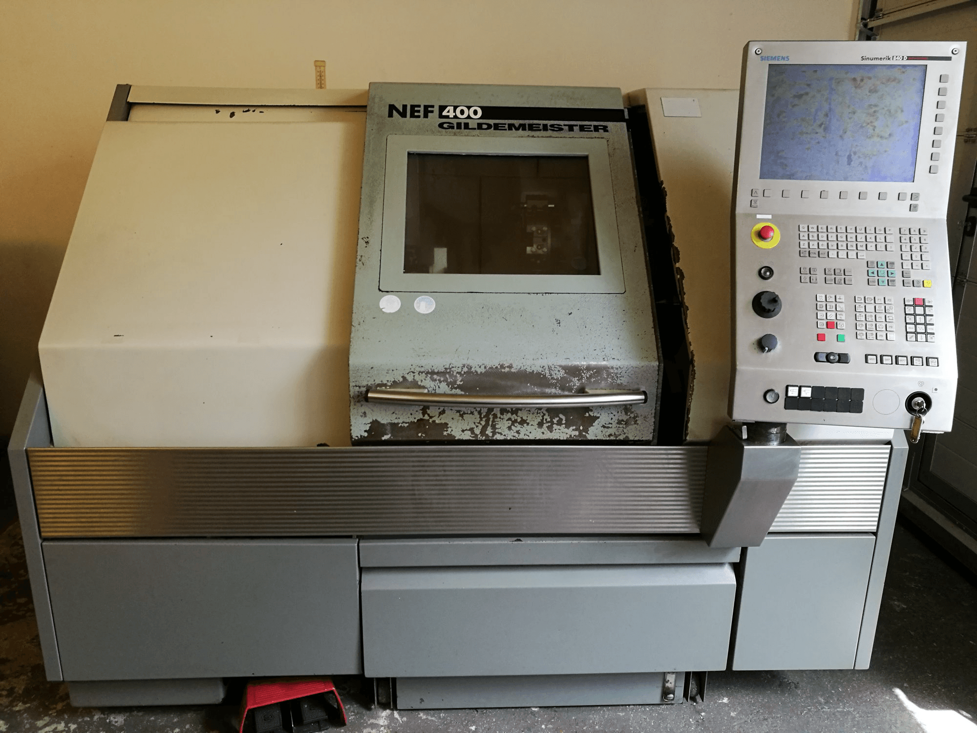 Prikaz stroja Gildemeister NEF 400 sprijeda