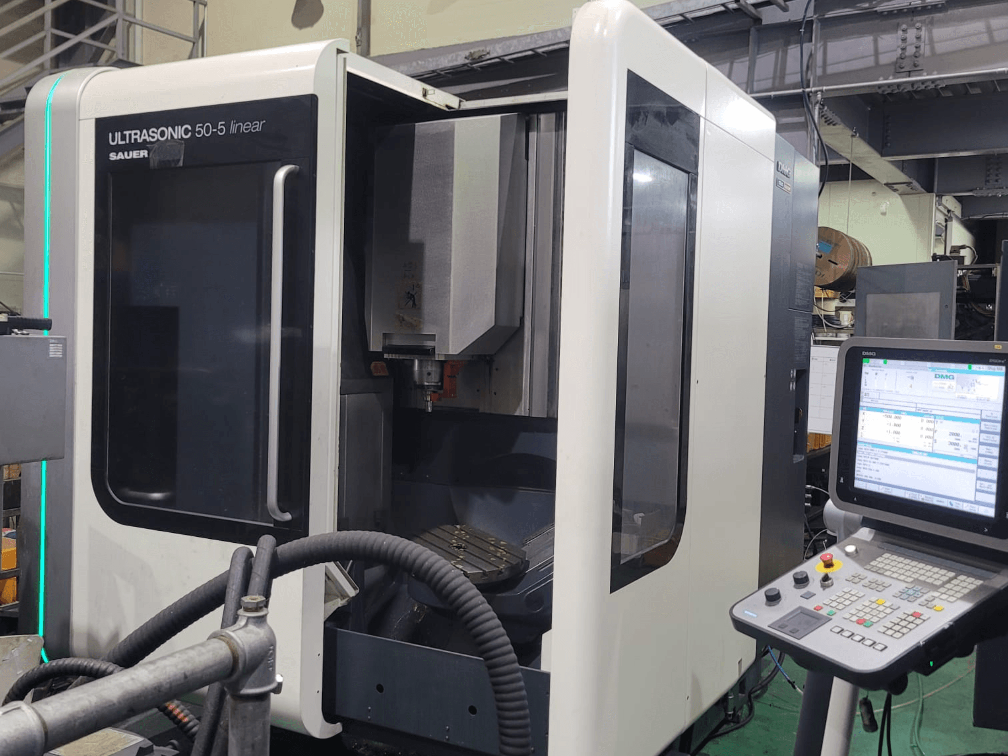 DMG ULTRASONIC 50-5 Linearni univerzalni obradni centar, prednji pogled s upravljačkom pločom i vidljivim radnim područjem.