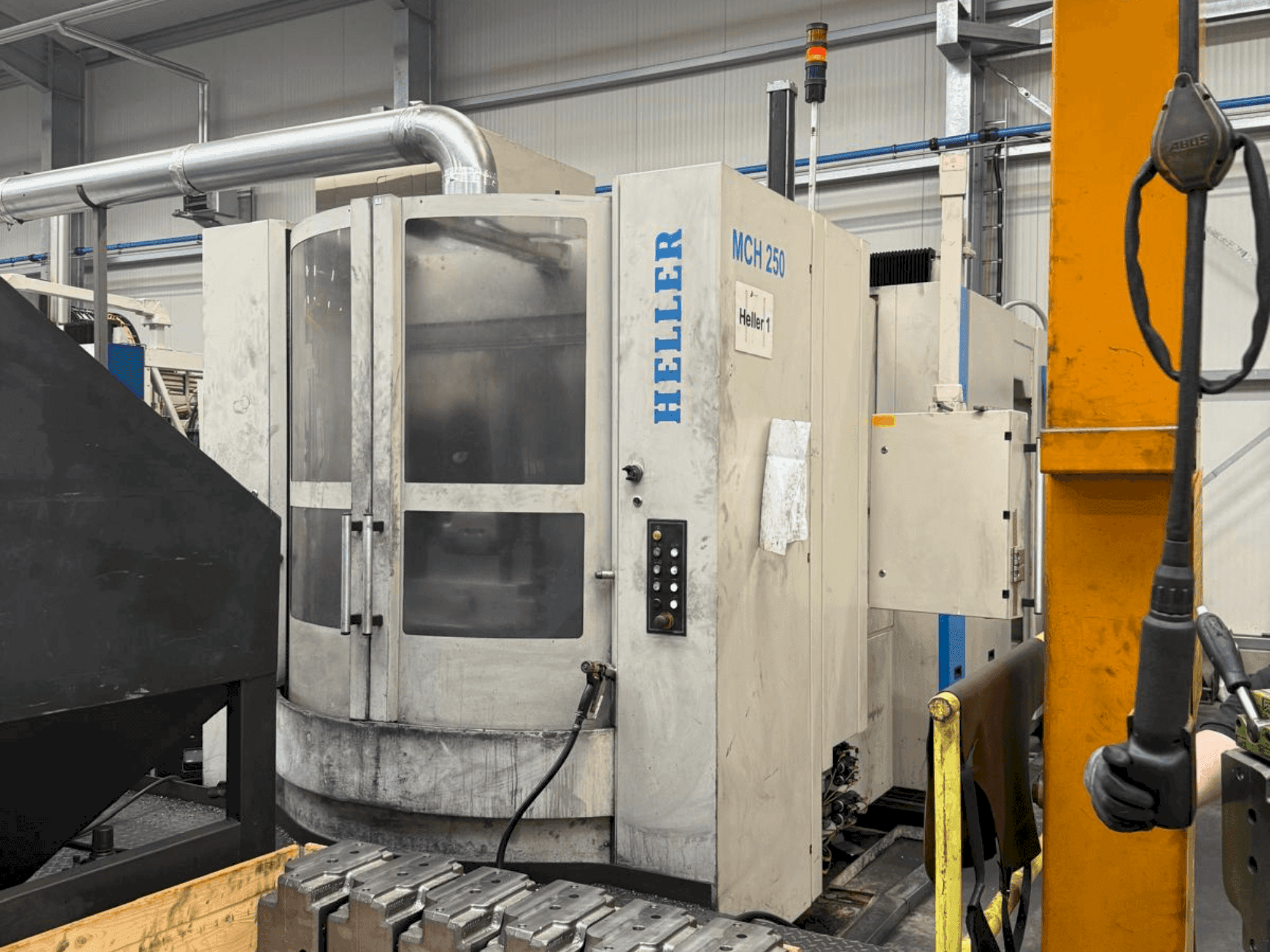 Prikaz stroja HELLER MCH 250 sprijeda