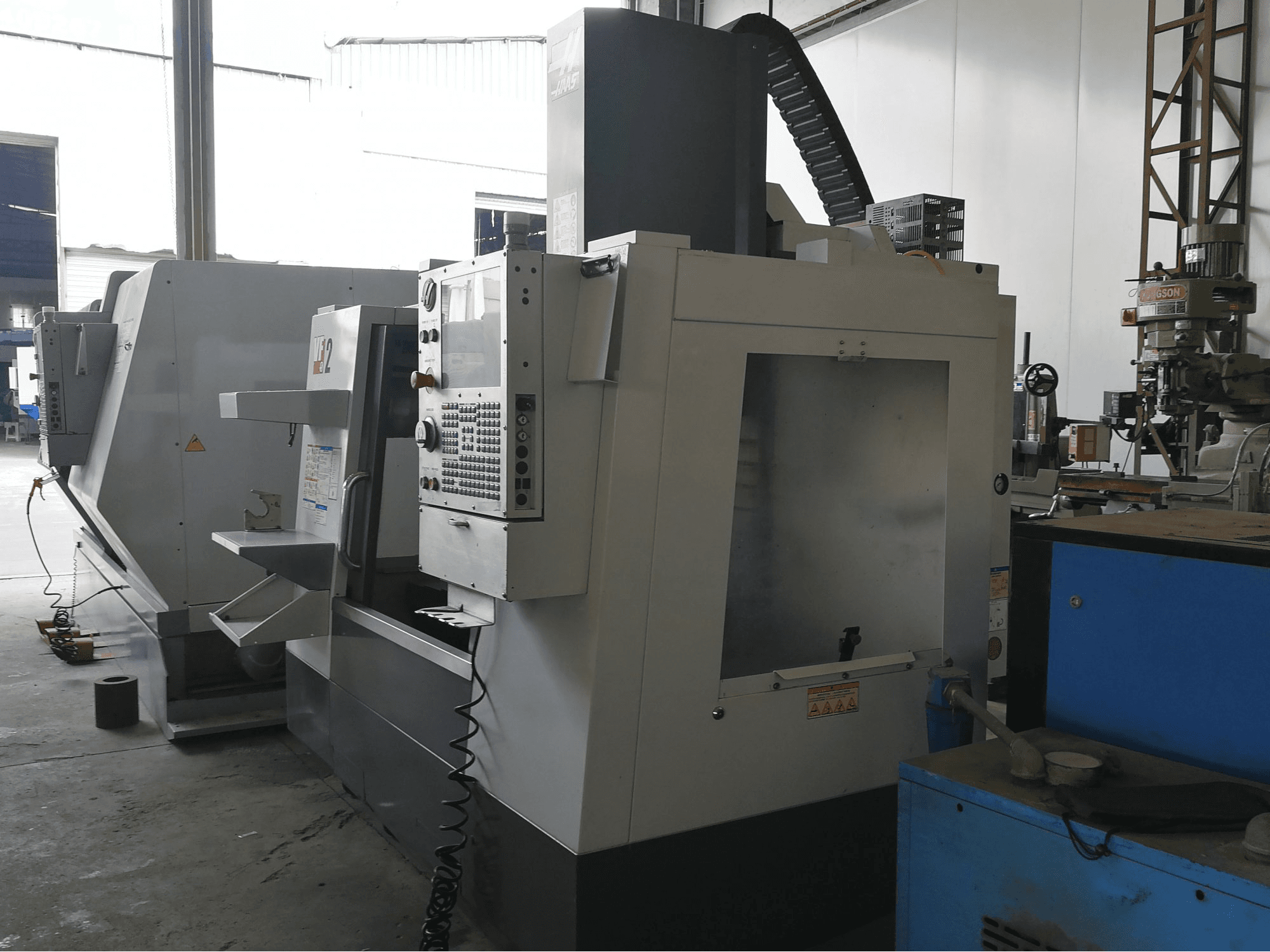Prikaz stroja HAAS VF-2 zdesna