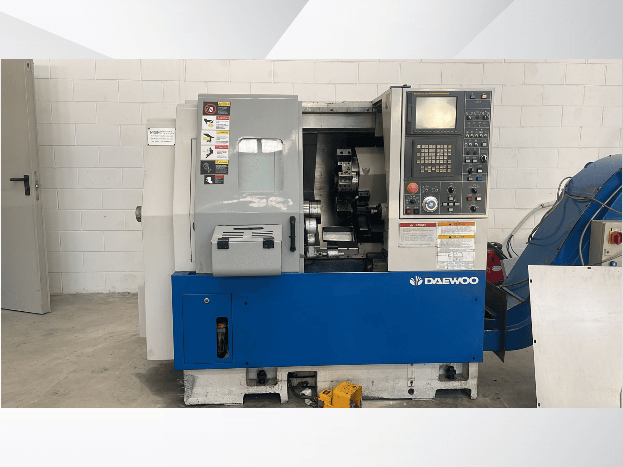 Horizontalni tokarski stroj DAEWOO Lynx 210B u prednjem pogledu, s upravljačkom pločom i vidljivim strojevima.