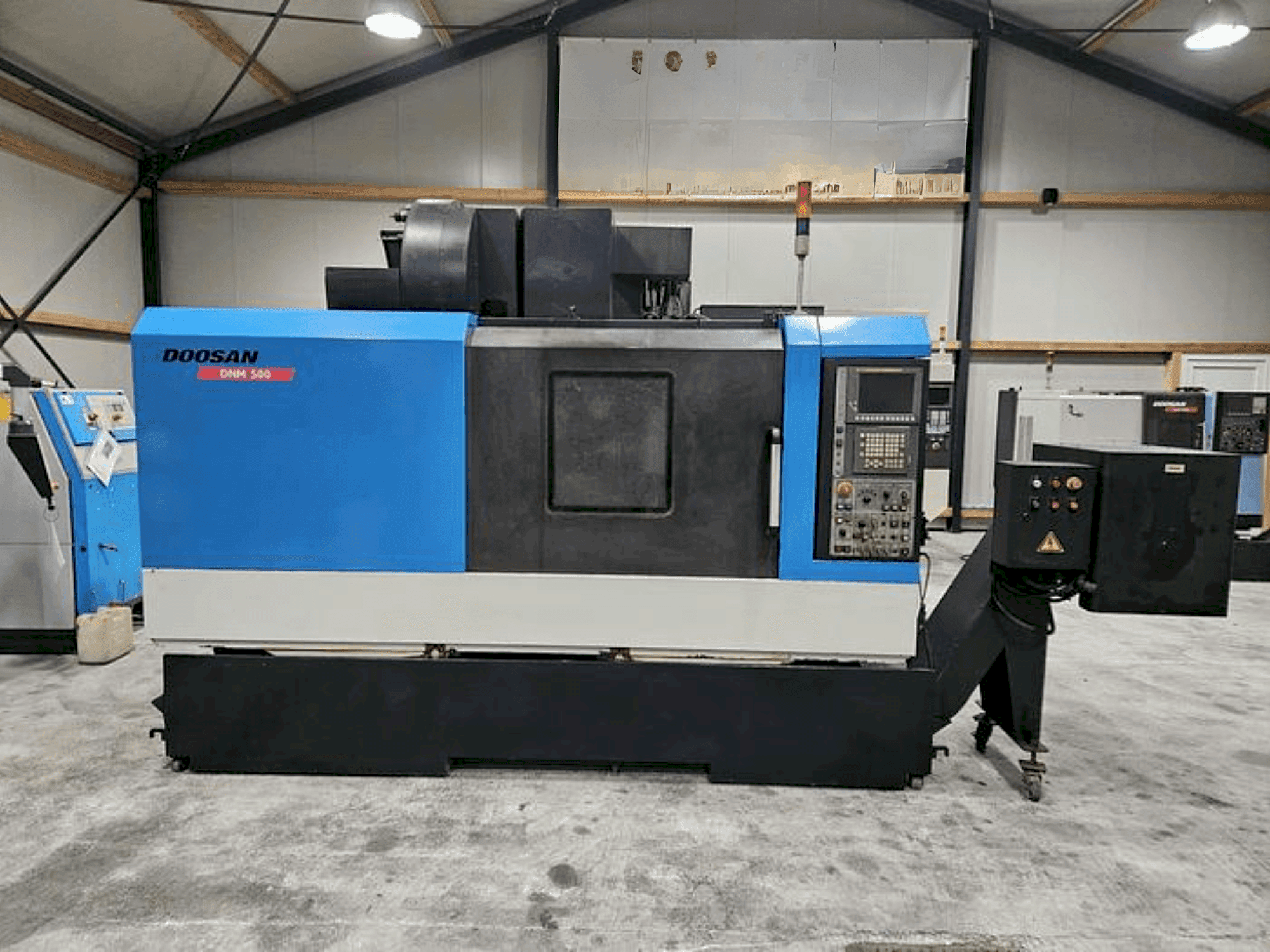 Prikaz stroja DOOSAN DNM 500 sprijeda
