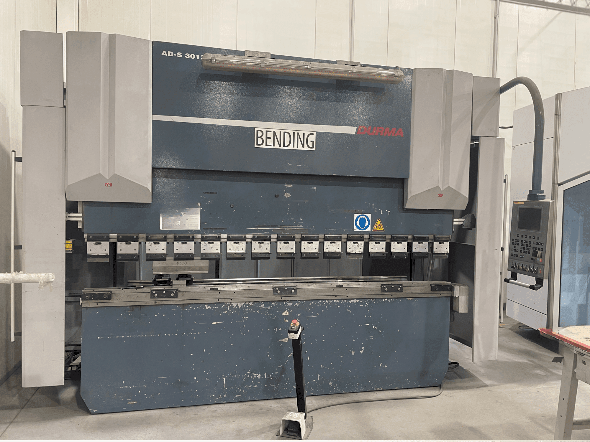 Prikaz stroja Durma AD-S 30135 sprijeda