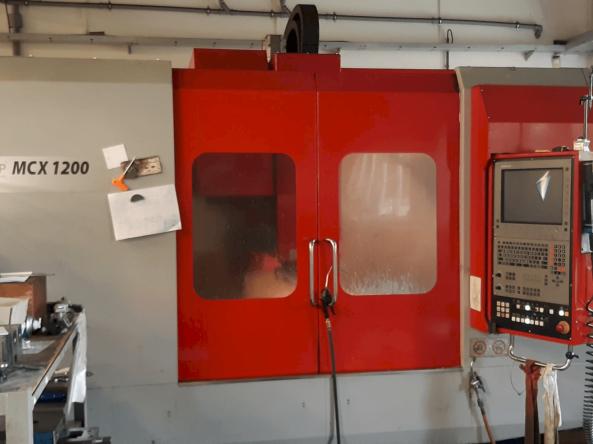 Prikaz stroja EMCO MCX 1200 sprijeda