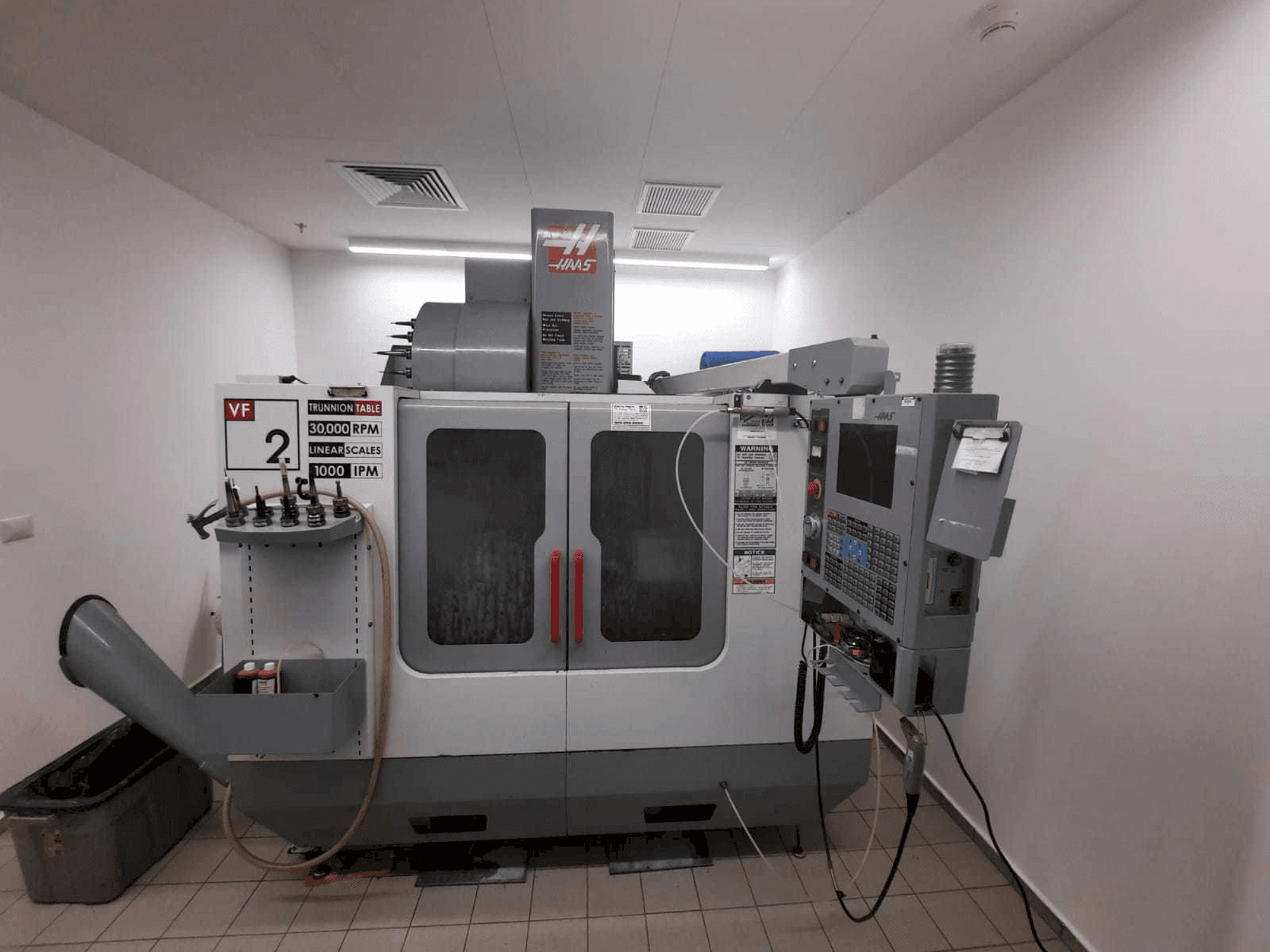 Prikaz stroja HAAS VF2 sprijeda