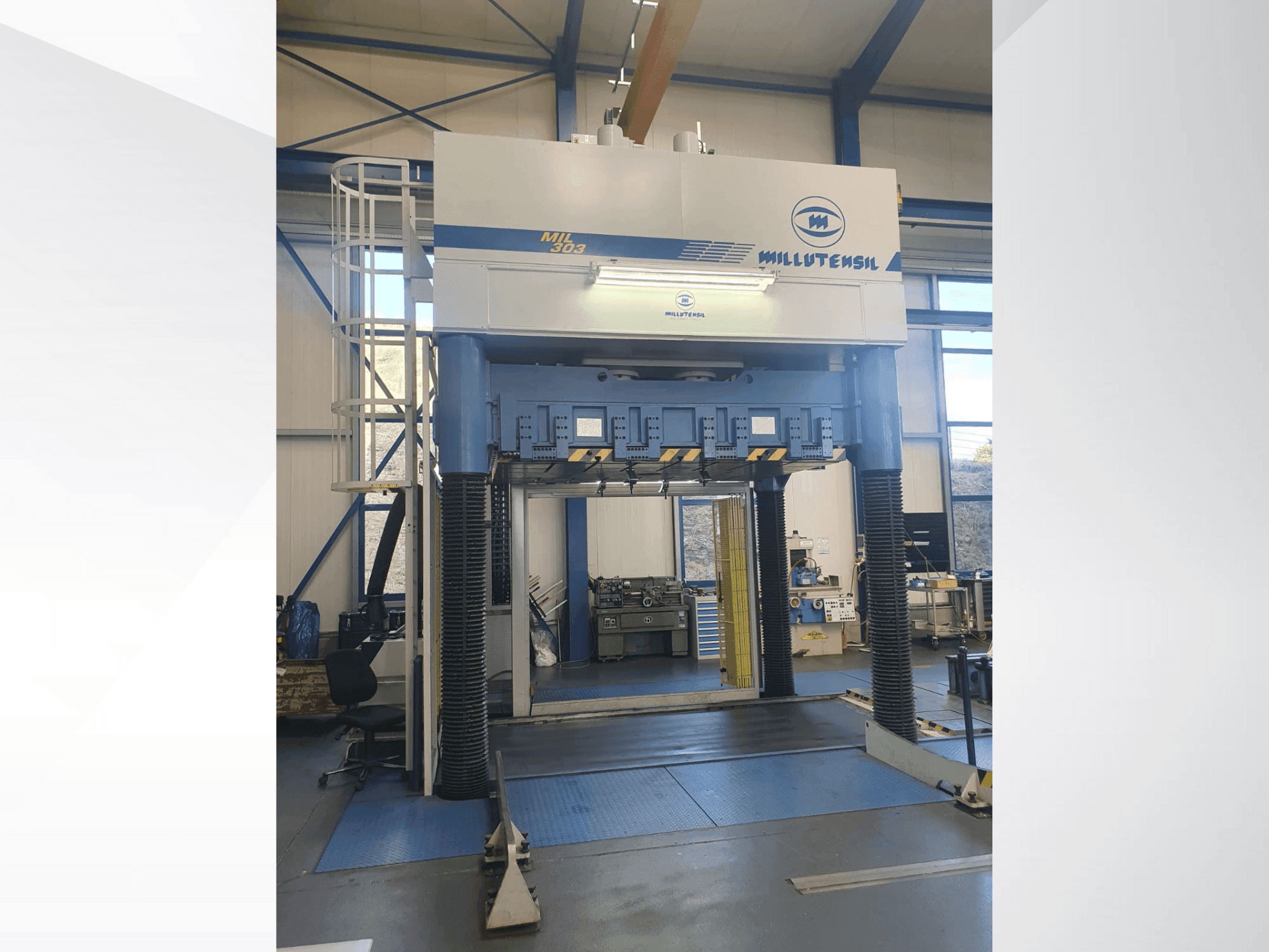 Prikaz stroja MILLUTENSIL Mil 303 sprijeda