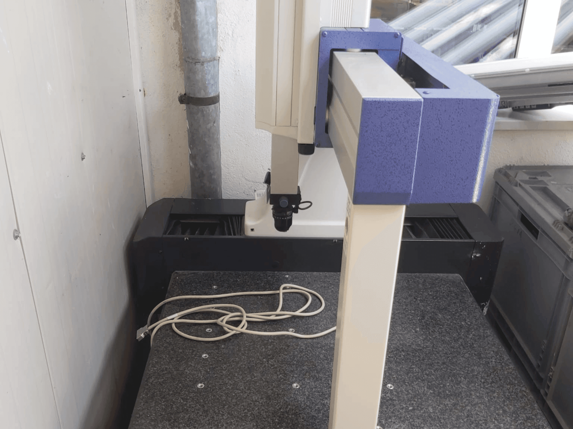 Prikaz stroja Mitutoyo Crysta-Plus M443 sprijeda