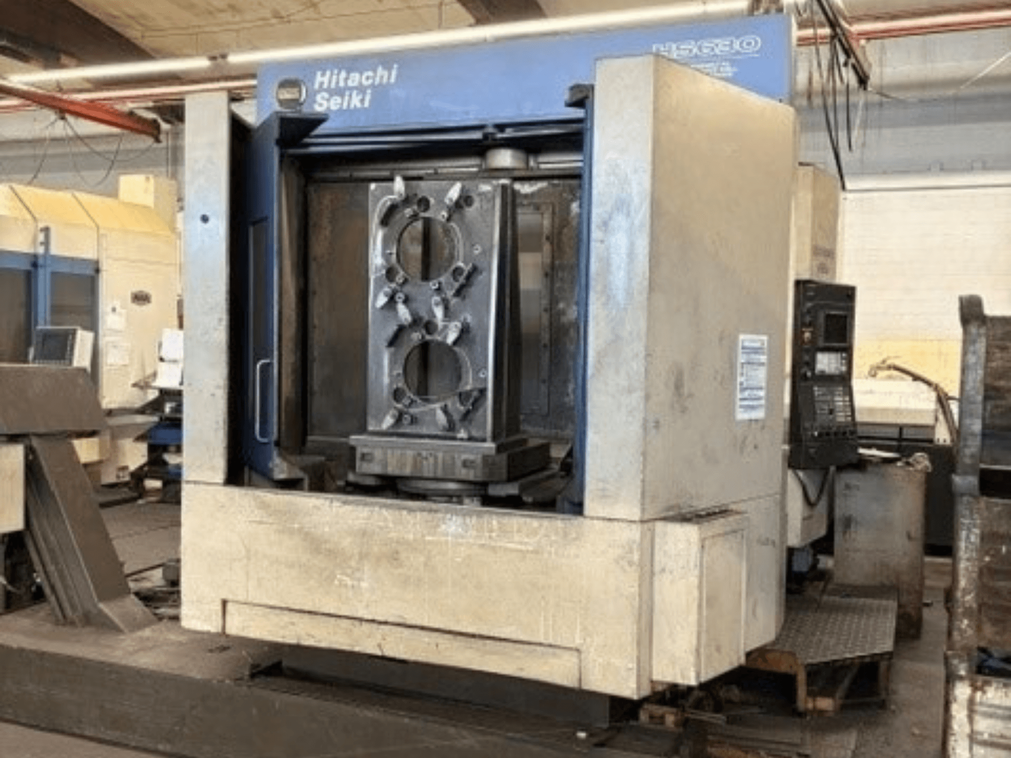 Hitachi Seiki HS630 horizontalni obradni centar, prednji pogled s prikazom obratka i upravljačke ploče.
