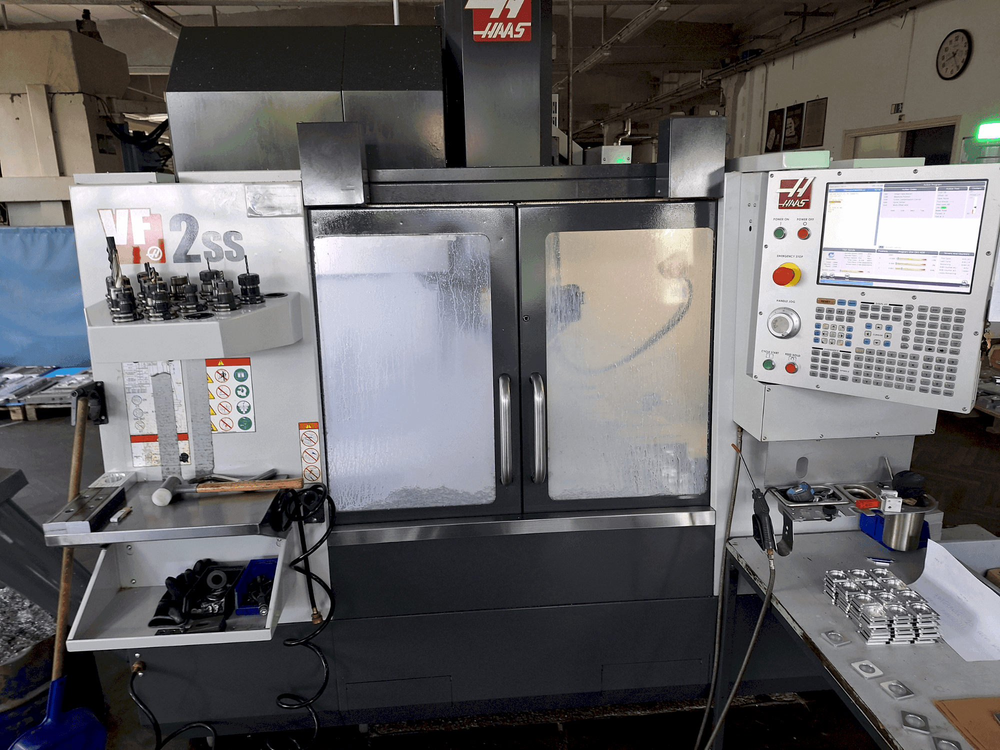 Prikaz stroja HAAS VF 2 SS sprijeda