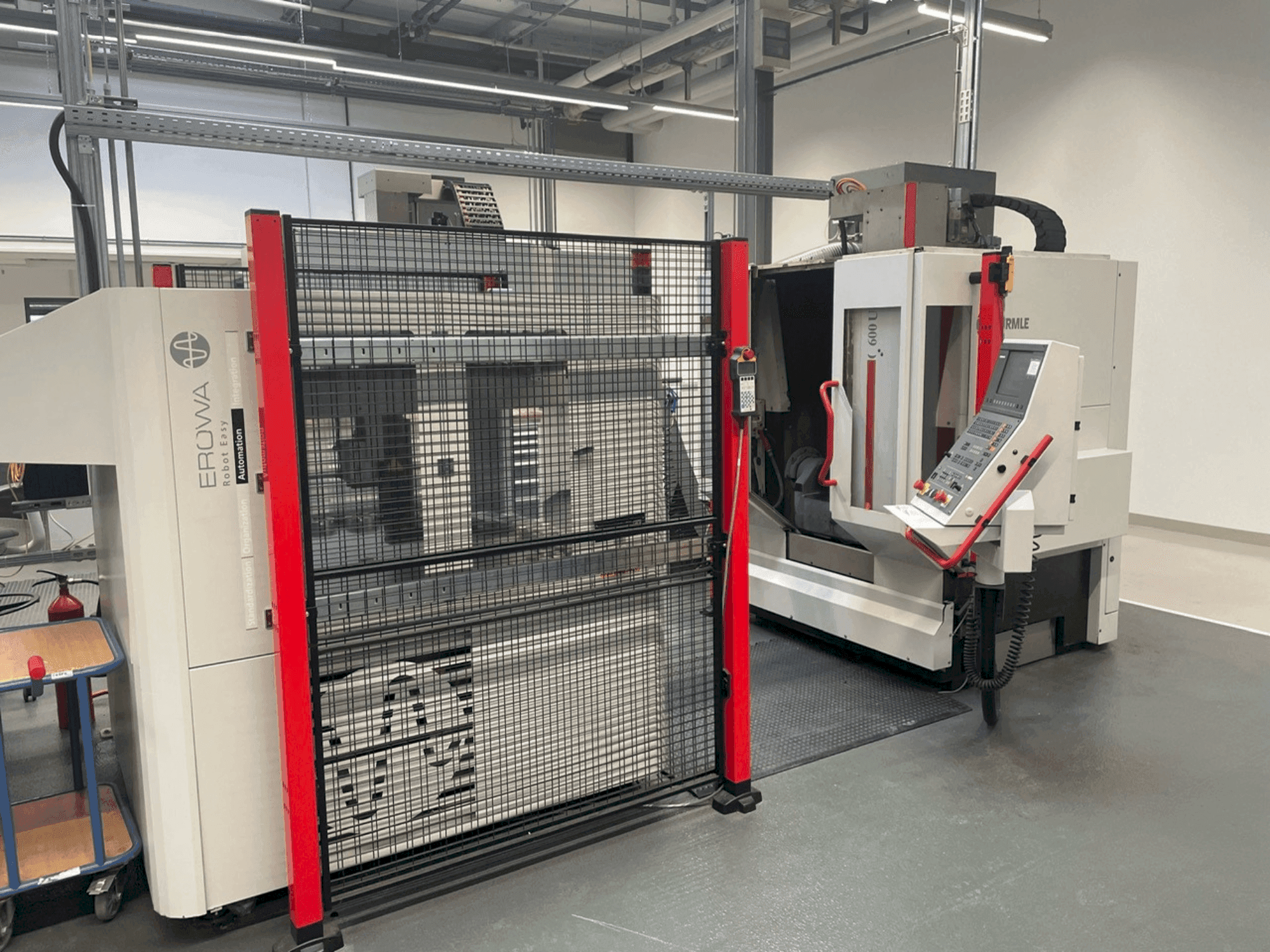 Prikaz stroja HERMLE C 600-U + EROWA Robot easy automation sprijeda