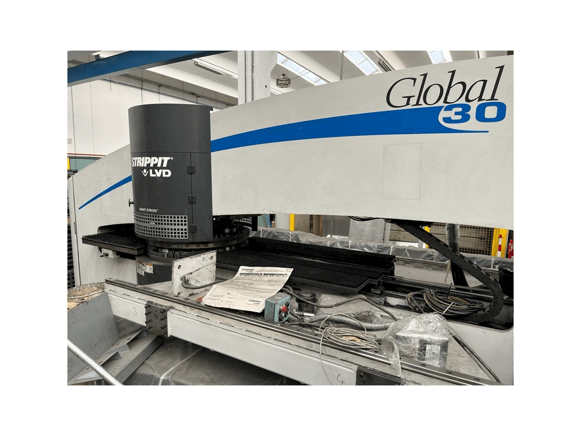 Prikaz stroja LVD Strippit Global 30 1525 sprijeda