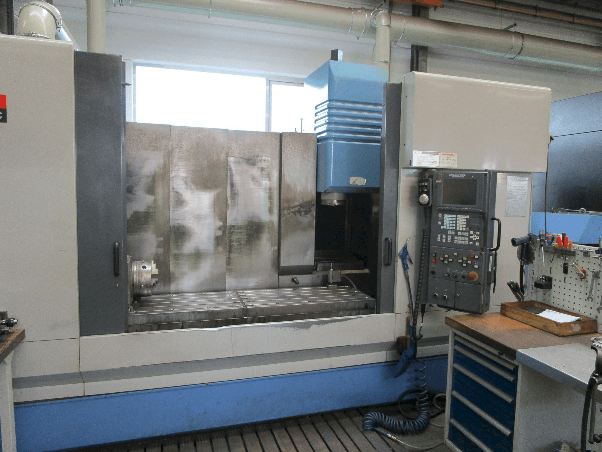 Prikaz stroja Mazak VTC 200 C sprijeda