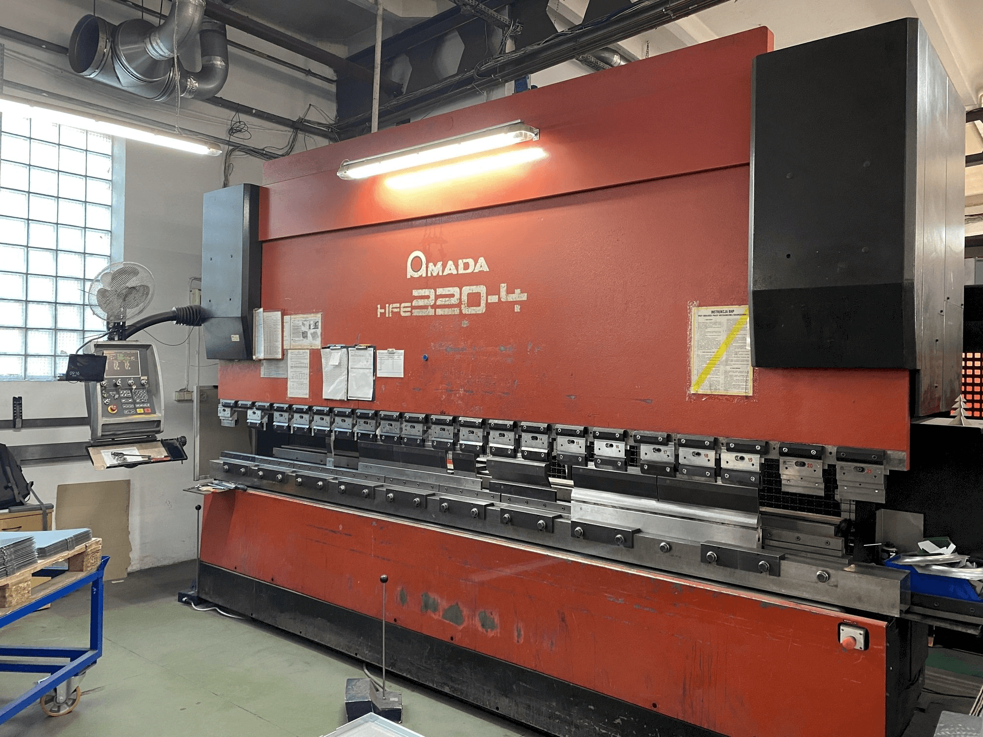 Prikaz stroja AMADA HFE 220-4 sprijeda