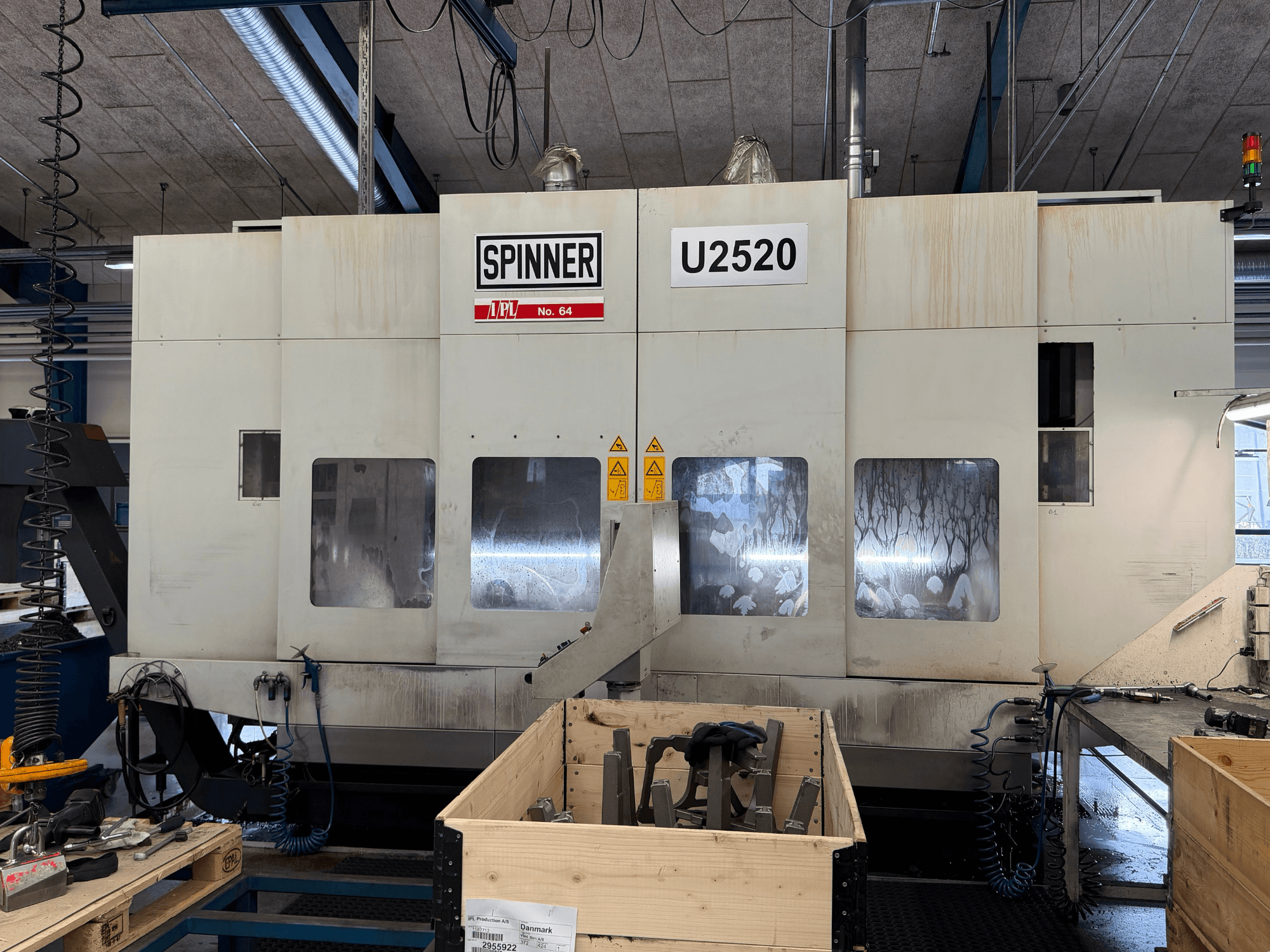 Vertikalni obradni centar SPINNER U5-2520 u radionici, prednji pogled, s upravljačkom pločom i radnim prostorom s alatima.