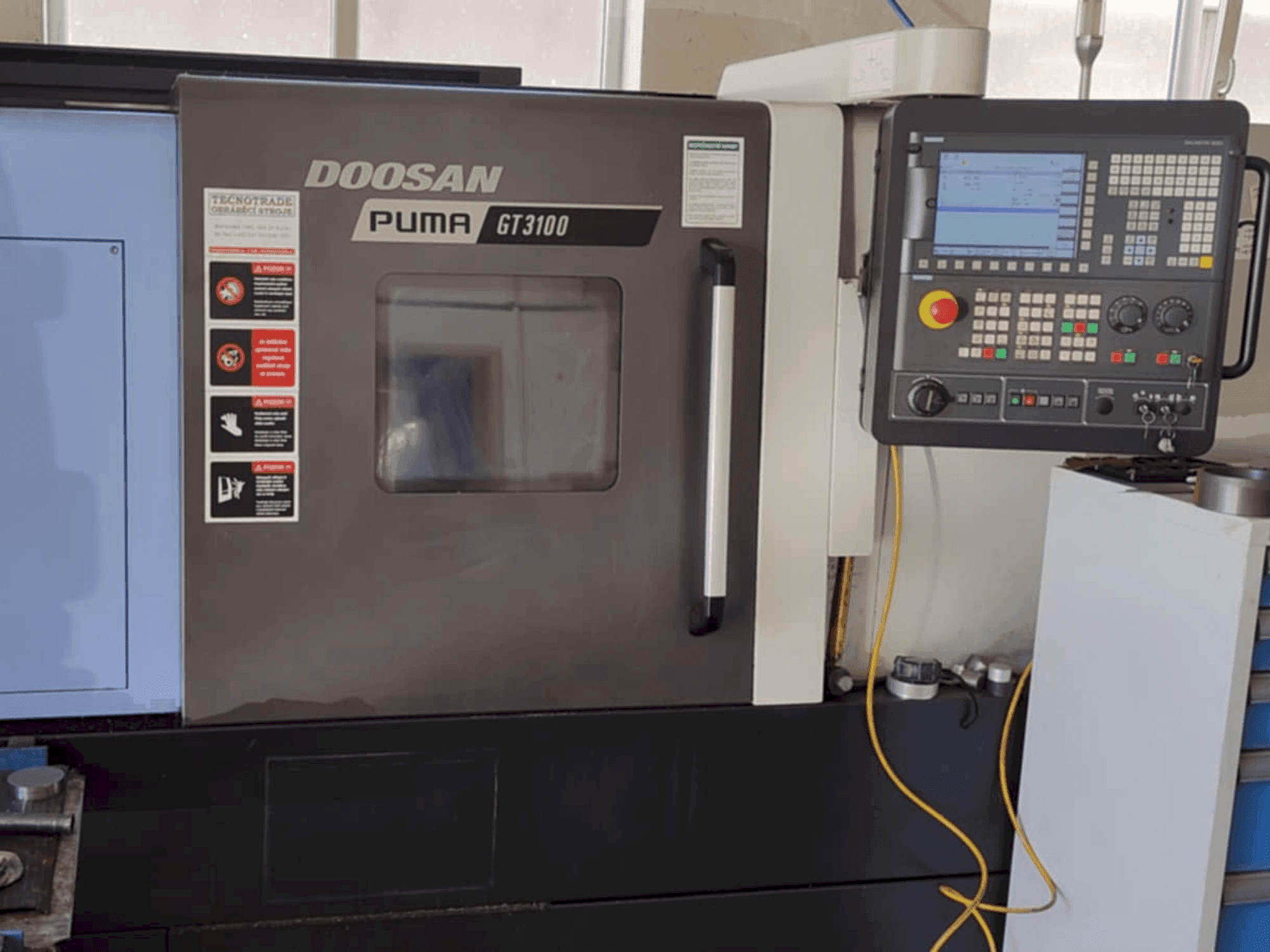 Prikaz stroja DOOSAN Puma GT3100 sprijeda